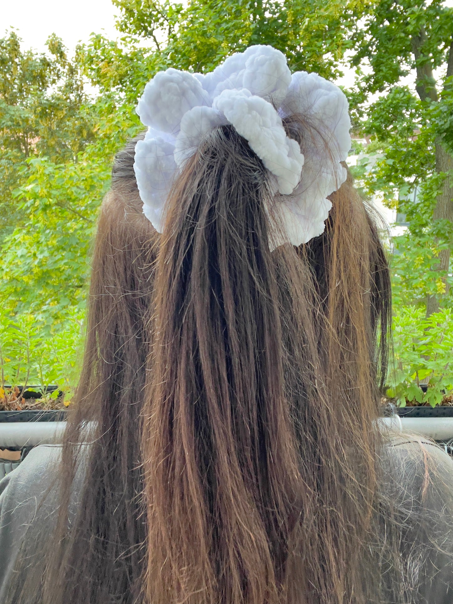Handgehäkeltes Chenille-Scrunchie Weiß – Flauschiges Haaraccessoire | Handmade by KATHARINA KLEE