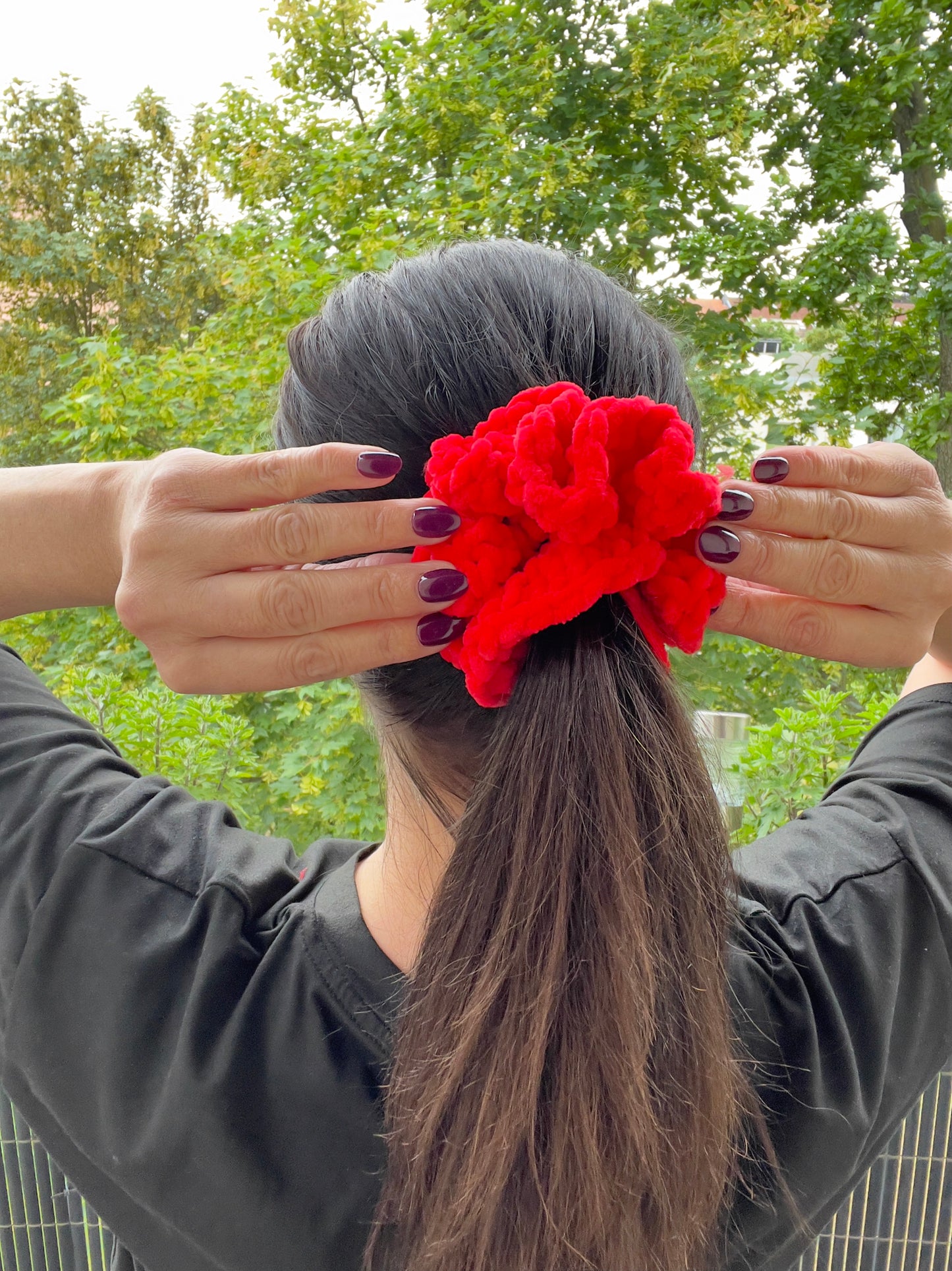 Handgehäkeltes Chenille-Scrunchie Rot – Weiches Haarband aus Chenille-Garn | Handmade by KATHARINA KLEE