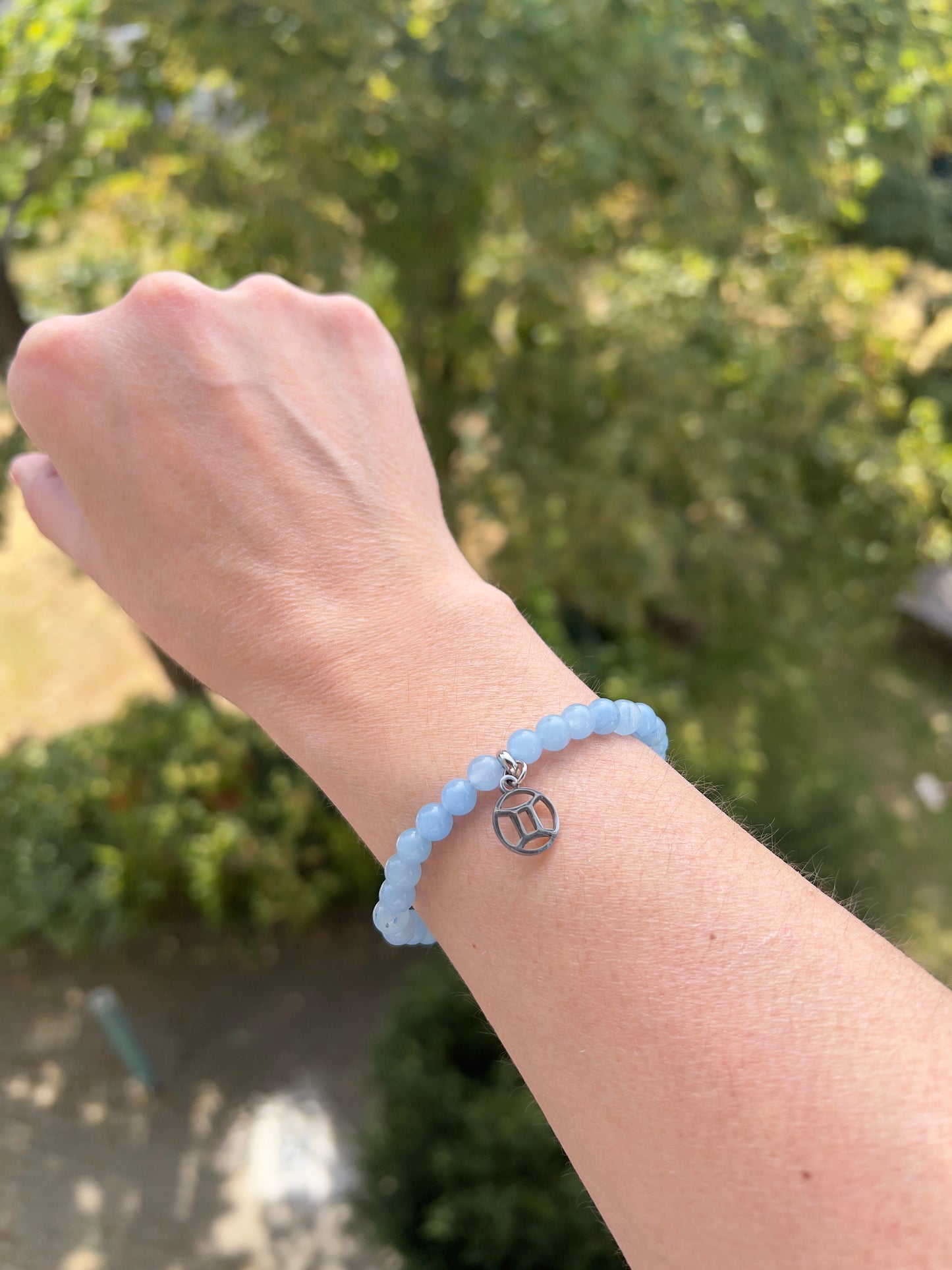 Sternzeichenarmband Zwillinge – Blauer Chalcedon 6 mm mit Charme (Silber oder Gold wählbar)