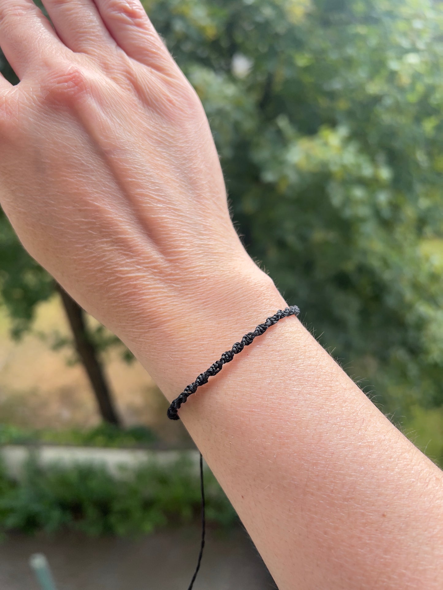 Handgeknüpftes Makramee-Armband Schwarz – Verstellbares Armband mit Schiebeverschluss