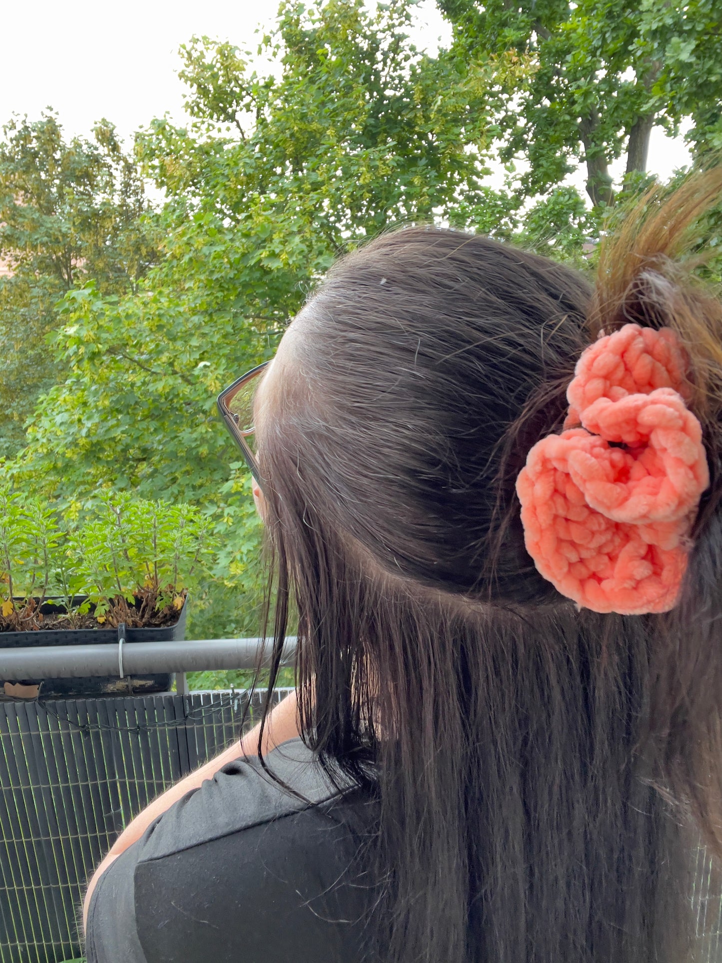 Handgehäkeltes Chenille-Scrunchie Peach – Flauschiges Haaraccessoire | Handmade by KATHARINA KLEE