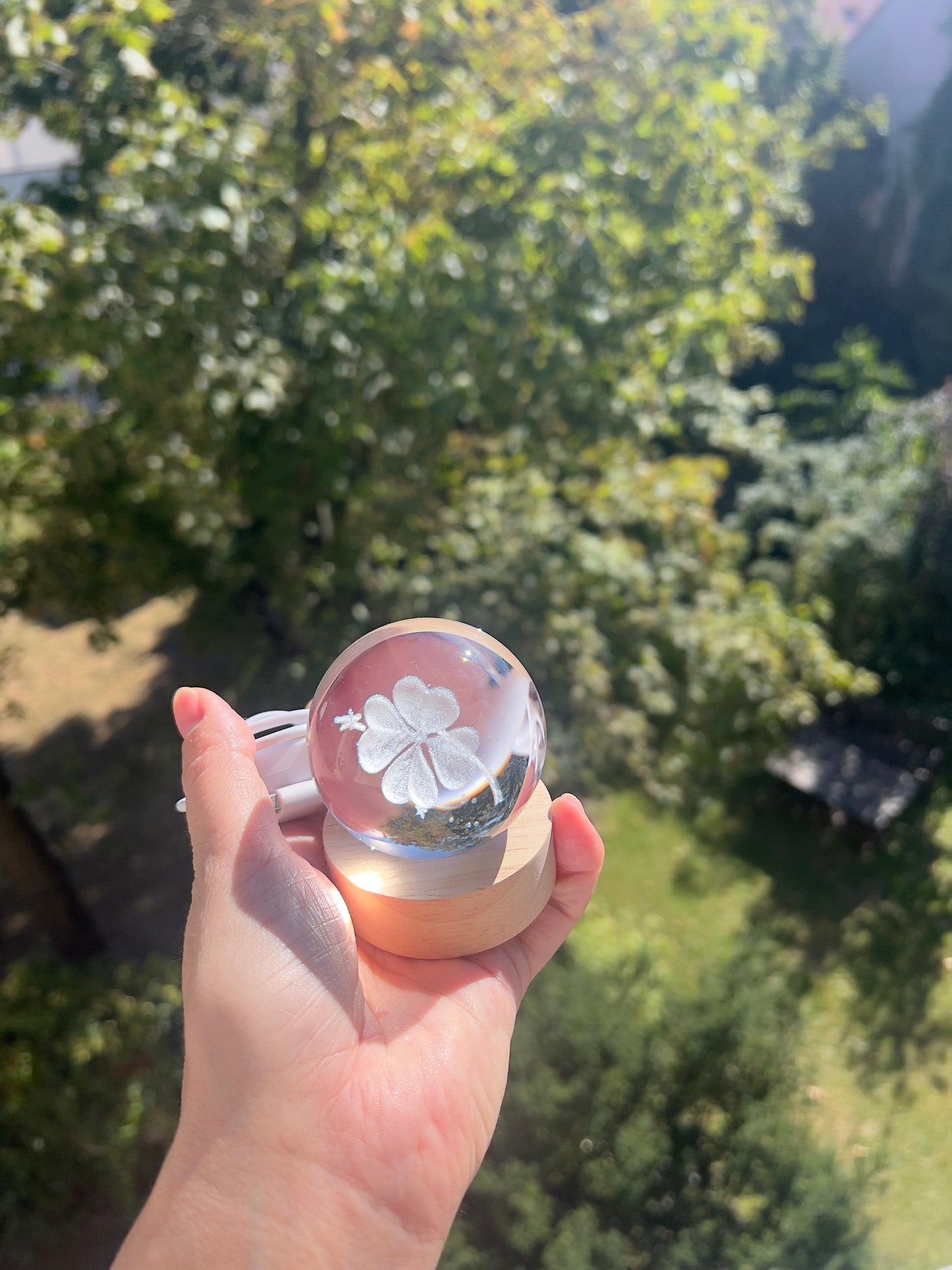 🍀✨ Kristallkugel mit 3D-Vierblättrigem Kleeblatt & LED-Holzsockel (inkl. USB)