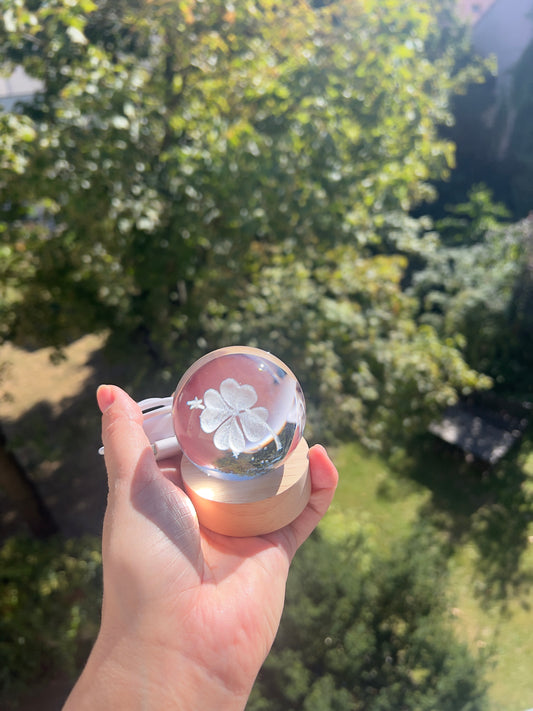 🍀✨ Kristallkugel mit 3D-Vierblättrigem Kleeblatt & LED-Holzsockel (inkl. USB)