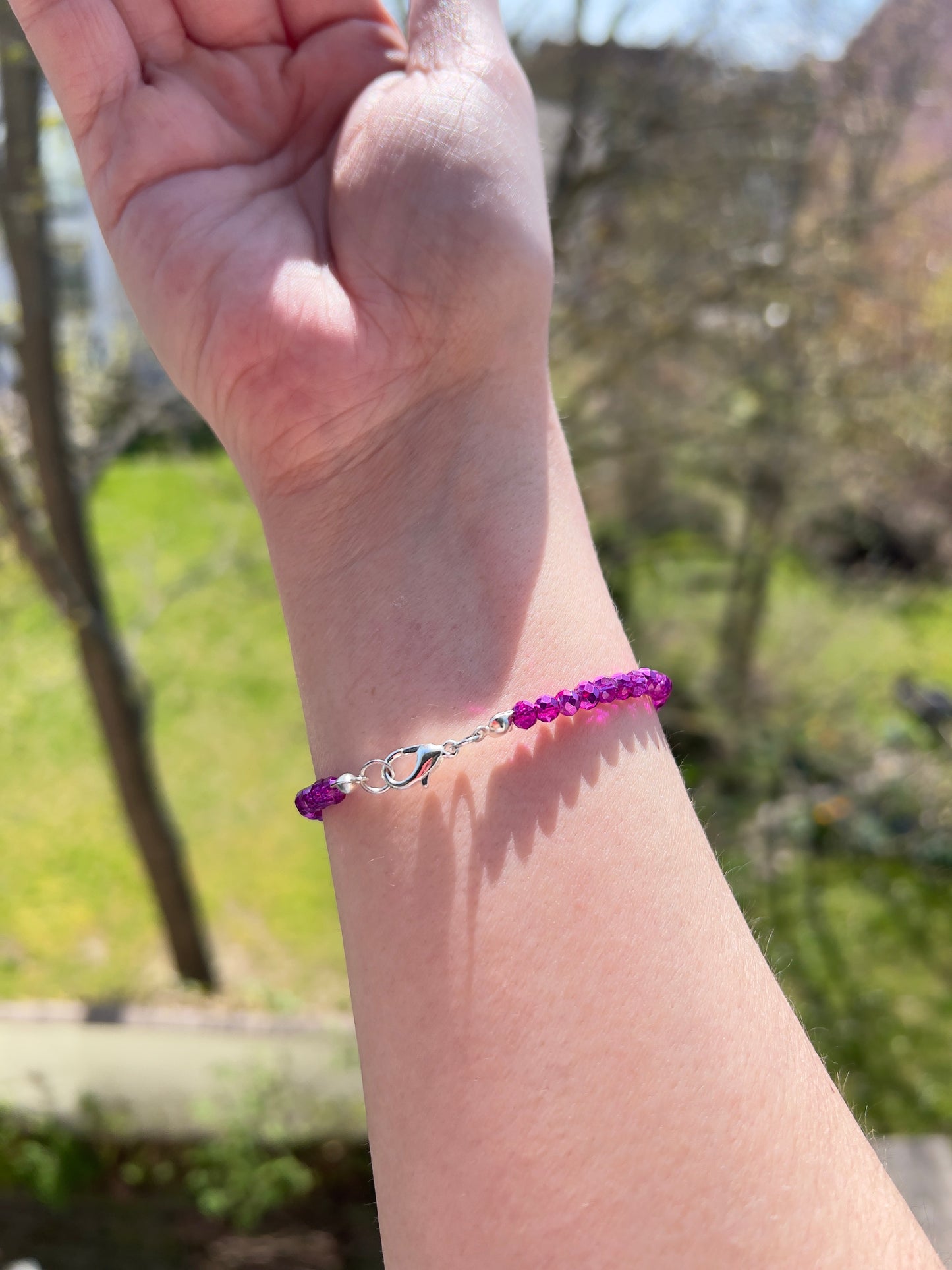 Facettiertes Armband aus österreichischem Kristall (4 mm) in Magenta – 925 Silberverschluss, auf Draht gefertigt