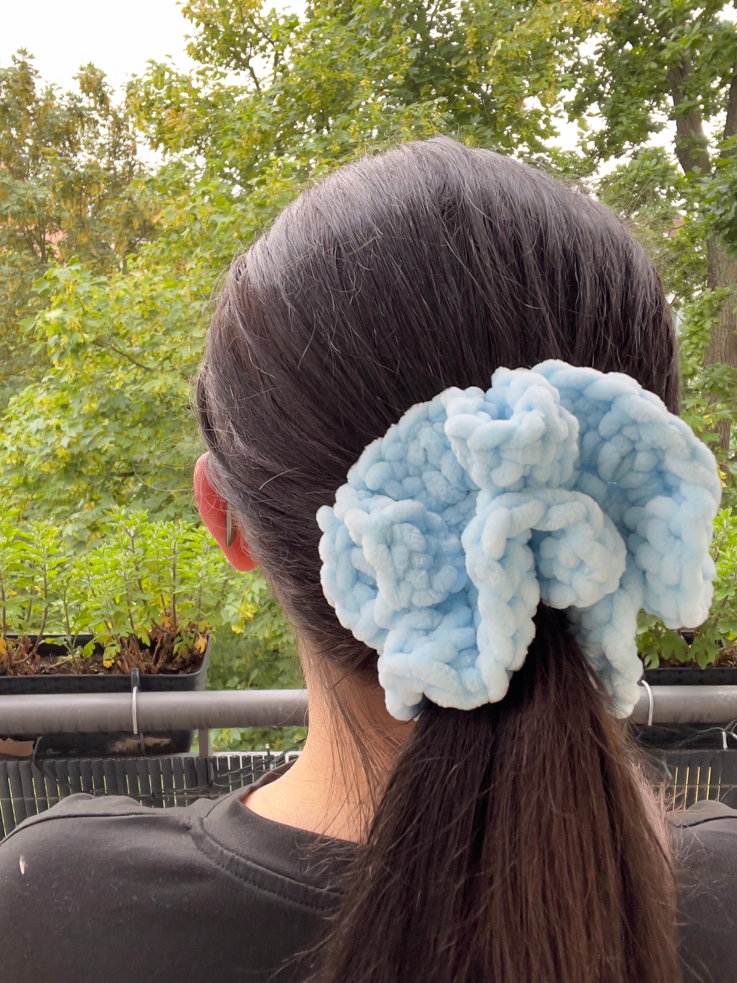 Handgehäkeltes Chenille-Scrunchie Hellblau – Flauschiges Haaraccessoire | Handmade by KATHARINA KLEE