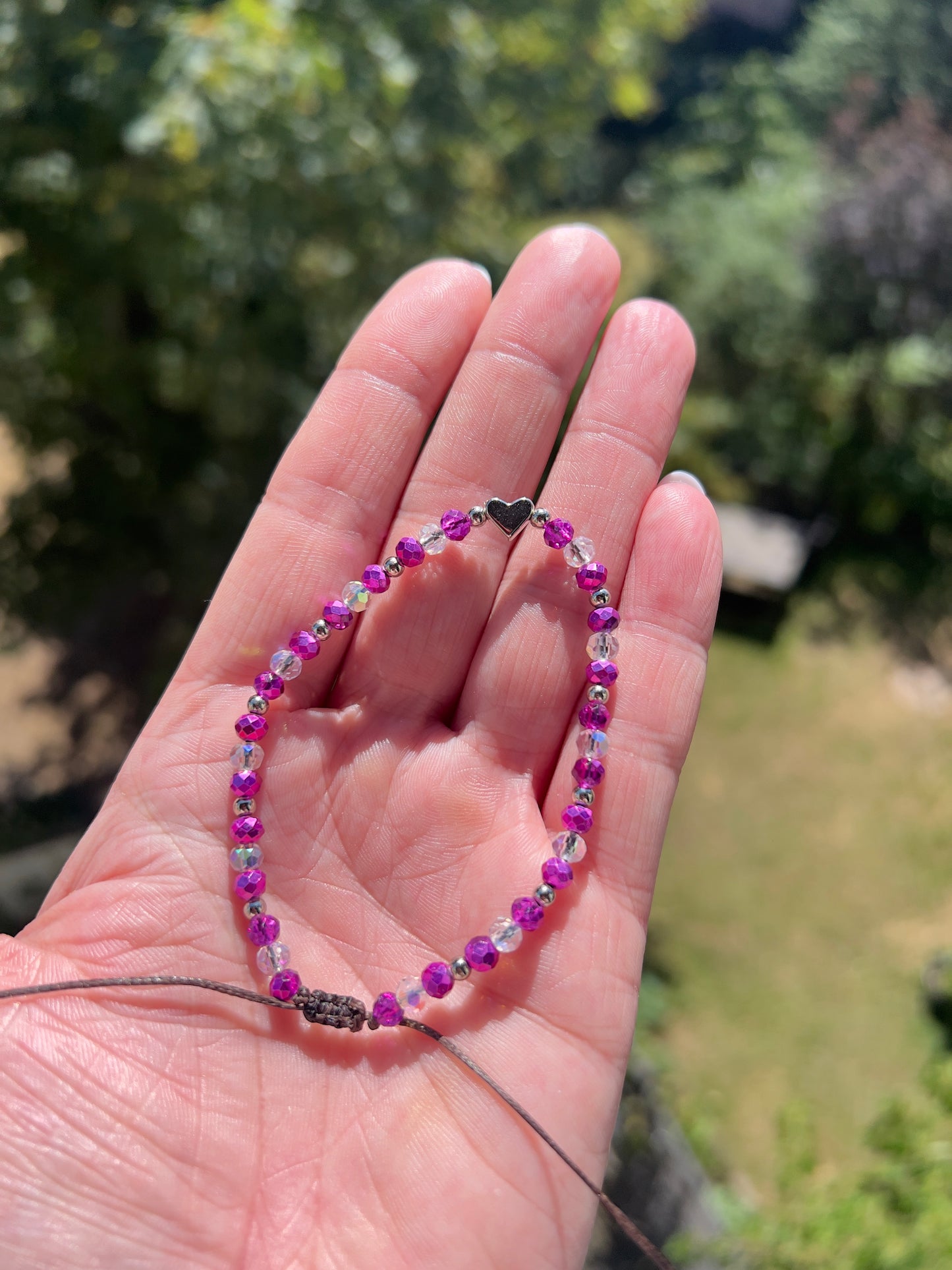 Makramee Armband mit facettierten Kristallperlen in Magenta & weißen opalisierenden Kristallperlen – größenverstellbar
