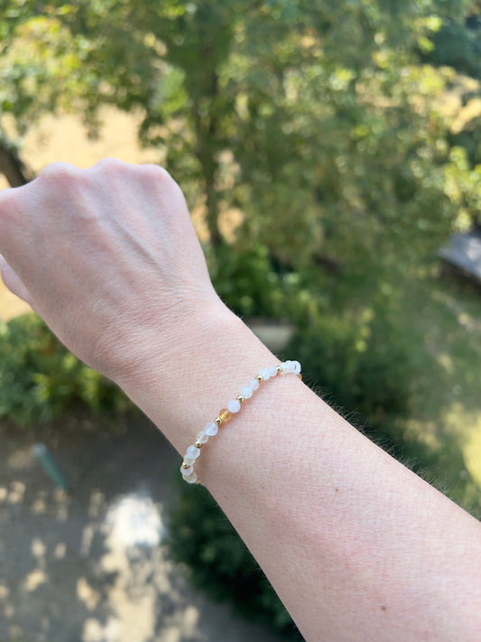 Facettiertes Armband aus Citrinquarz & Rosenquarz mit vergoldeten Edelstahlperlen – Liebe & Lebensfreude