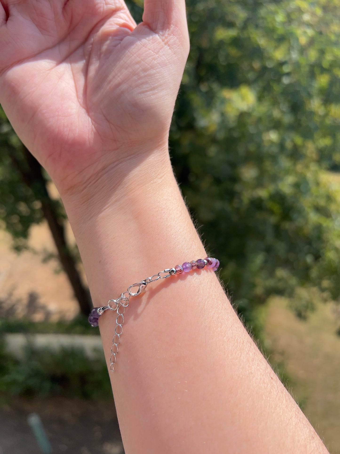 Amethyst-Armband mit Delfin aus Edelstahl | Schmuckdraht | facettierter Amethyst & synthetische Kristallperle 4 mm | Handgefertigte Sonderanfertigung