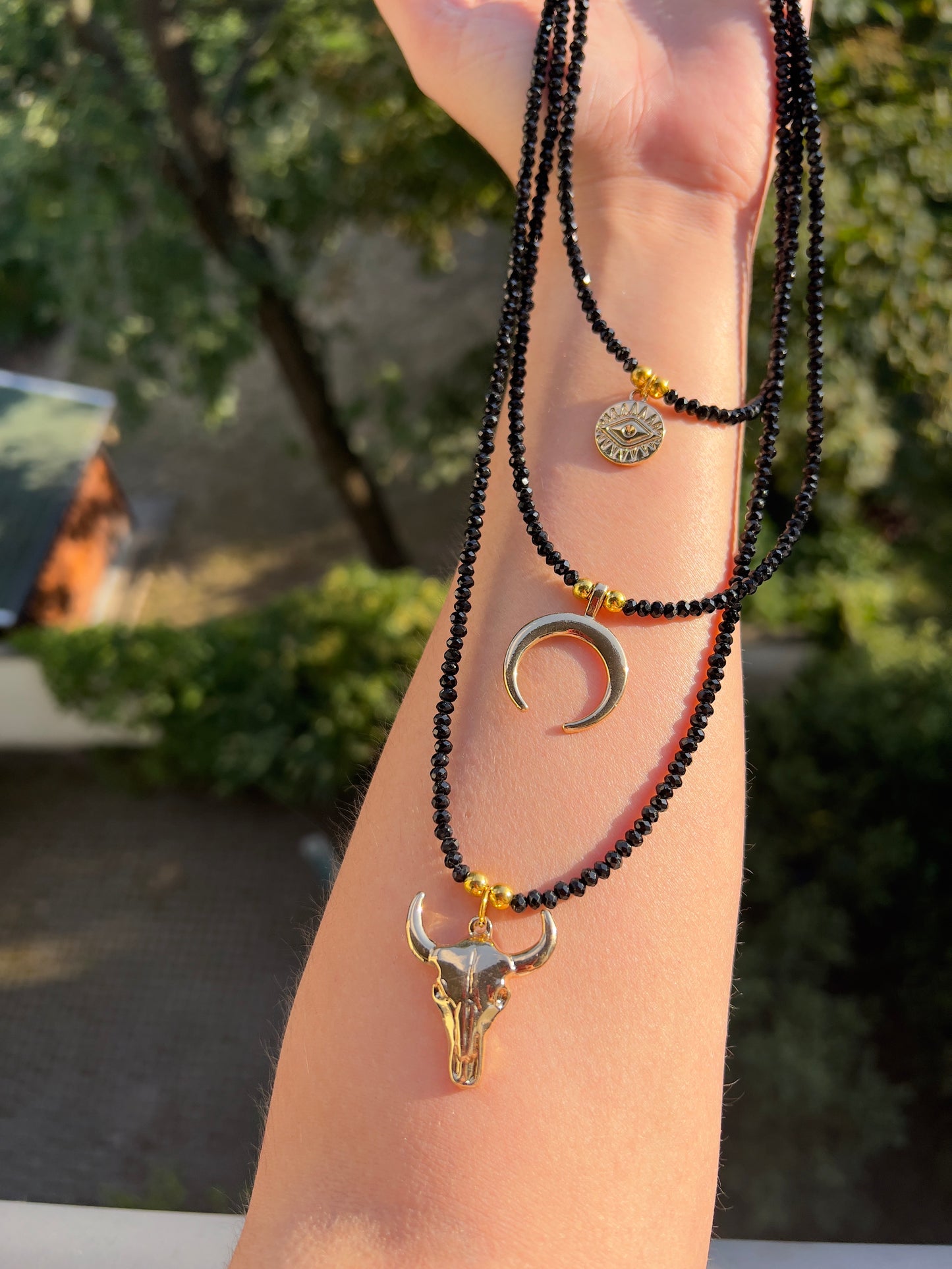 Statement Piece – Dreilagige Turmalin-Kette mit goldenen Symbol-Charms