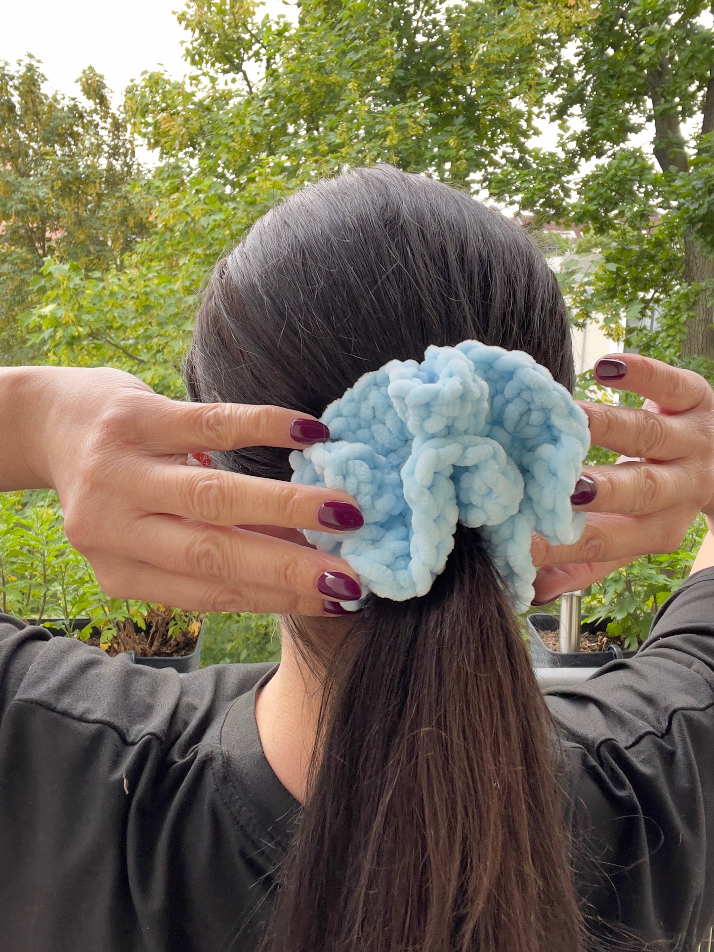 Handgehäkeltes Chenille-Scrunchie Hellblau – Flauschiges Haaraccessoire | Handmade by KATHARINA KLEE