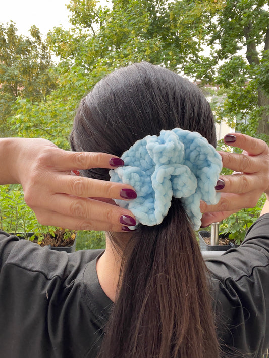Handgehäkeltes Chenille-Scrunchie Hellblau – Flauschiges Haaraccessoire | Handmade by KATHARINA KLEE