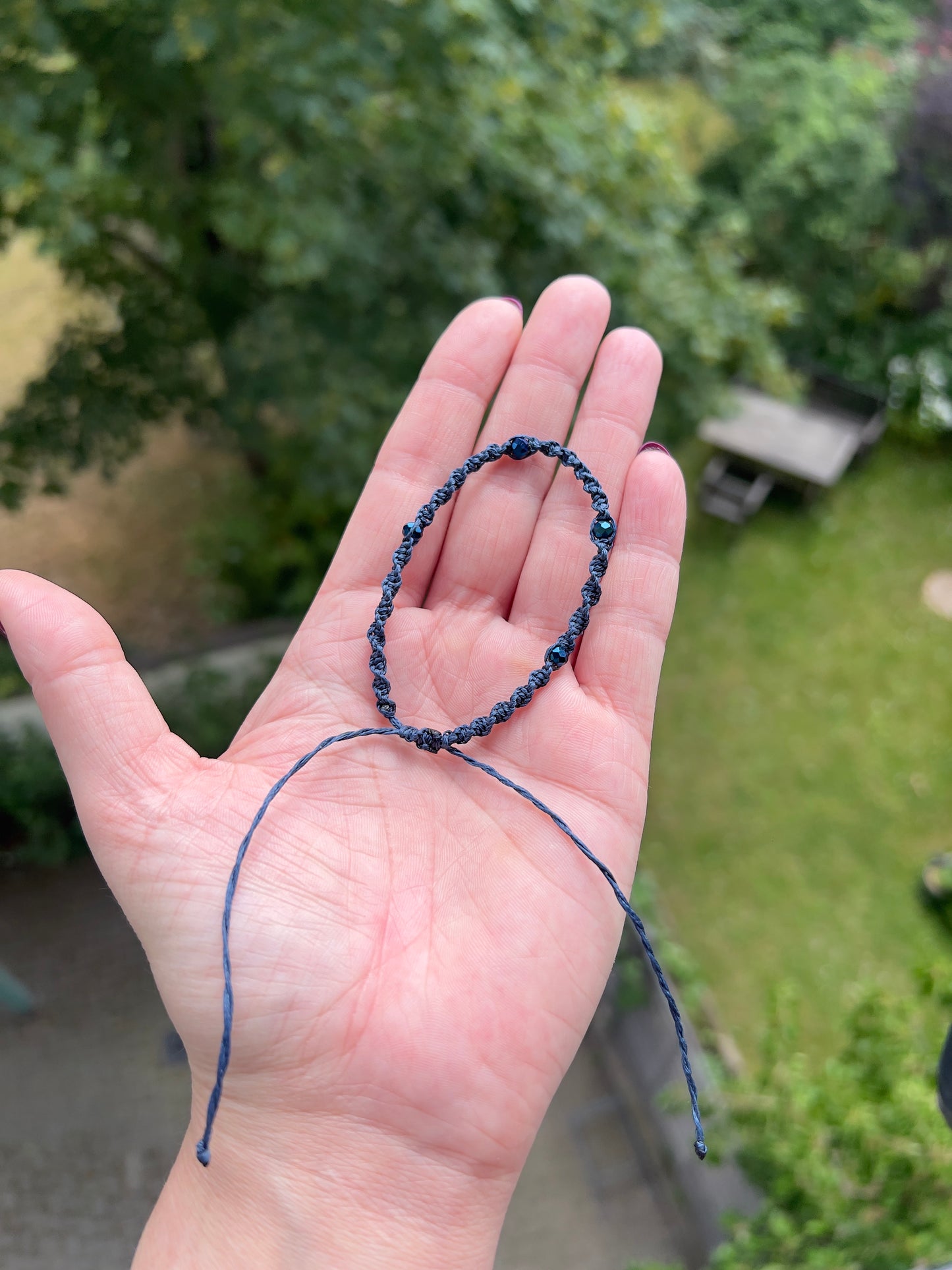 Handgeknüpftes Makramee-Armband Blau – Verstellbares Armband mit facettierten Kristallperlen