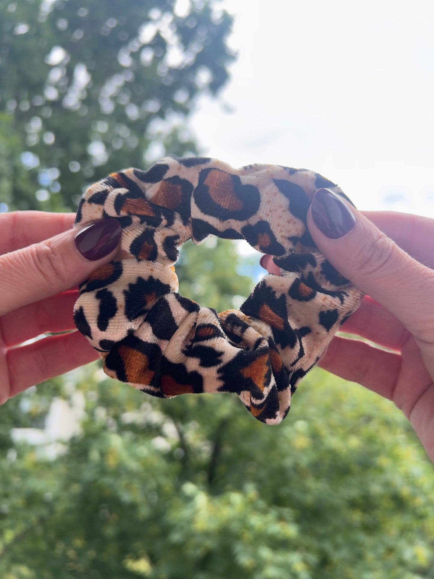 Leo Samt-Scrunchie – Weiches Haarband mit Leopardenmuster | Haaraccessoire für Zopf &amp; Dutt