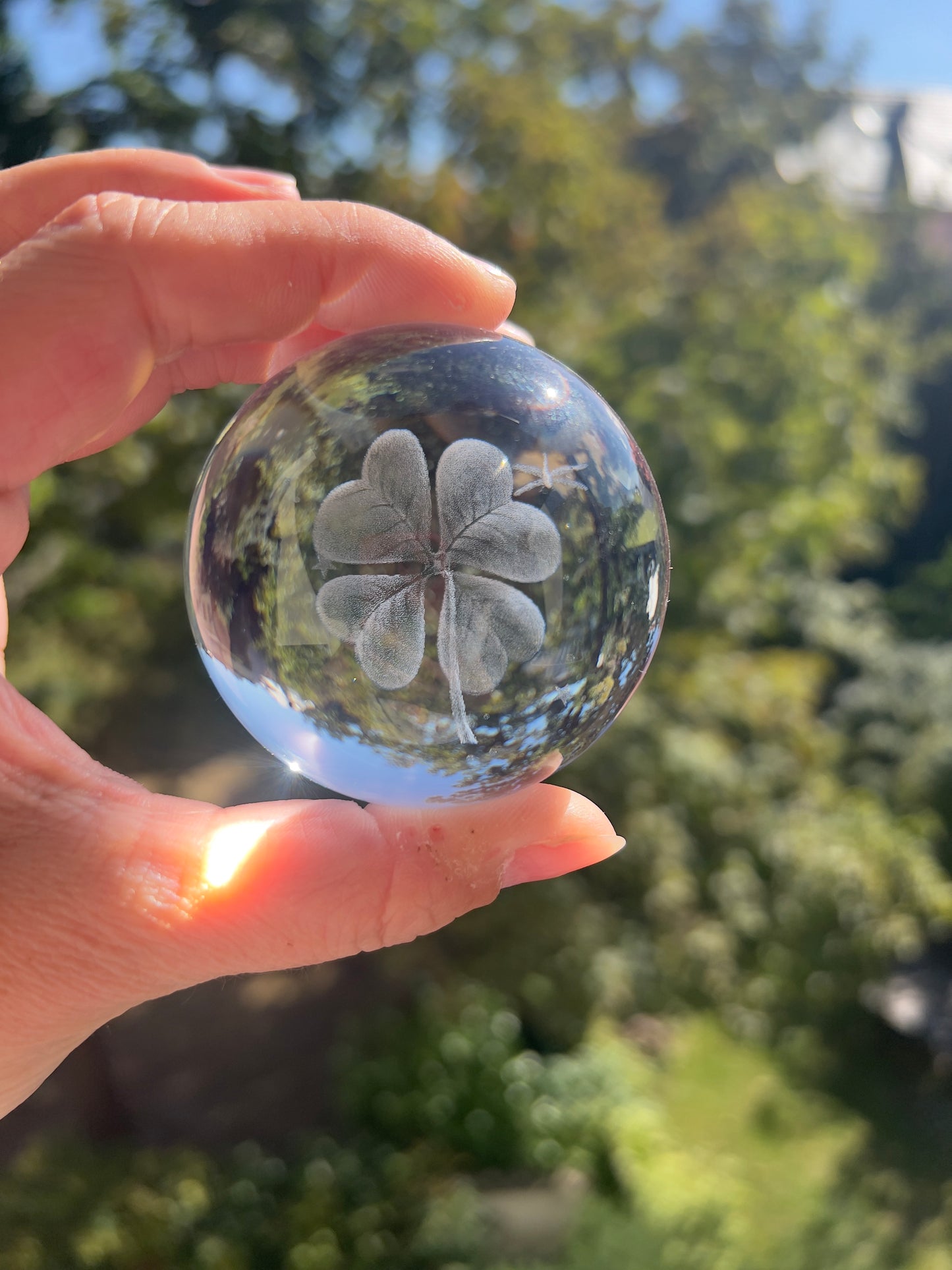 🍀✨ Kristallkugel mit 3D-Vierblättrigem Kleeblatt & LED-Holzsockel (inkl. USB)