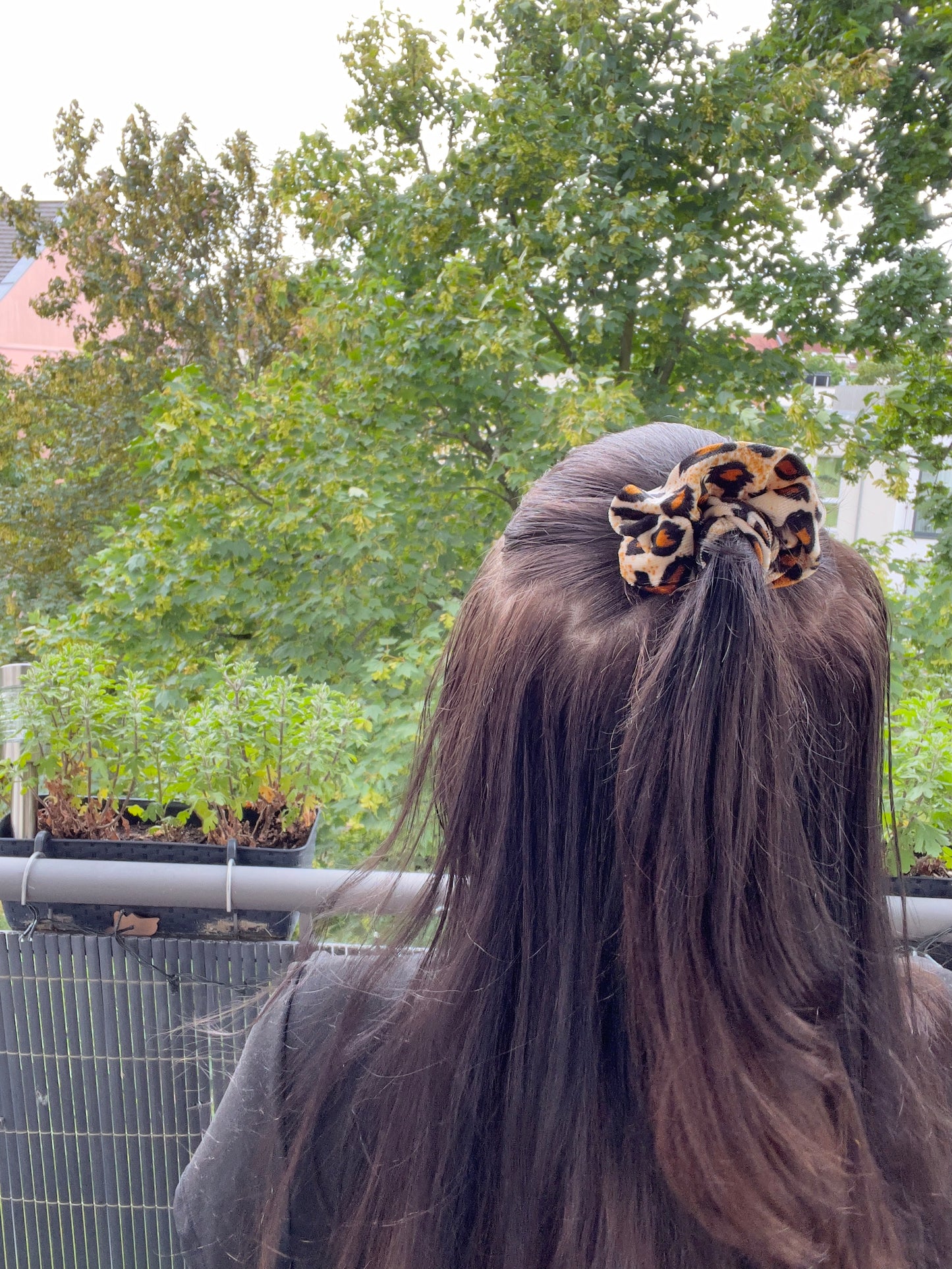 Leo Samt-Scrunchie – Weiches Haarband mit Leopardenmuster | Haaraccessoire für Zopf &amp; Dutt