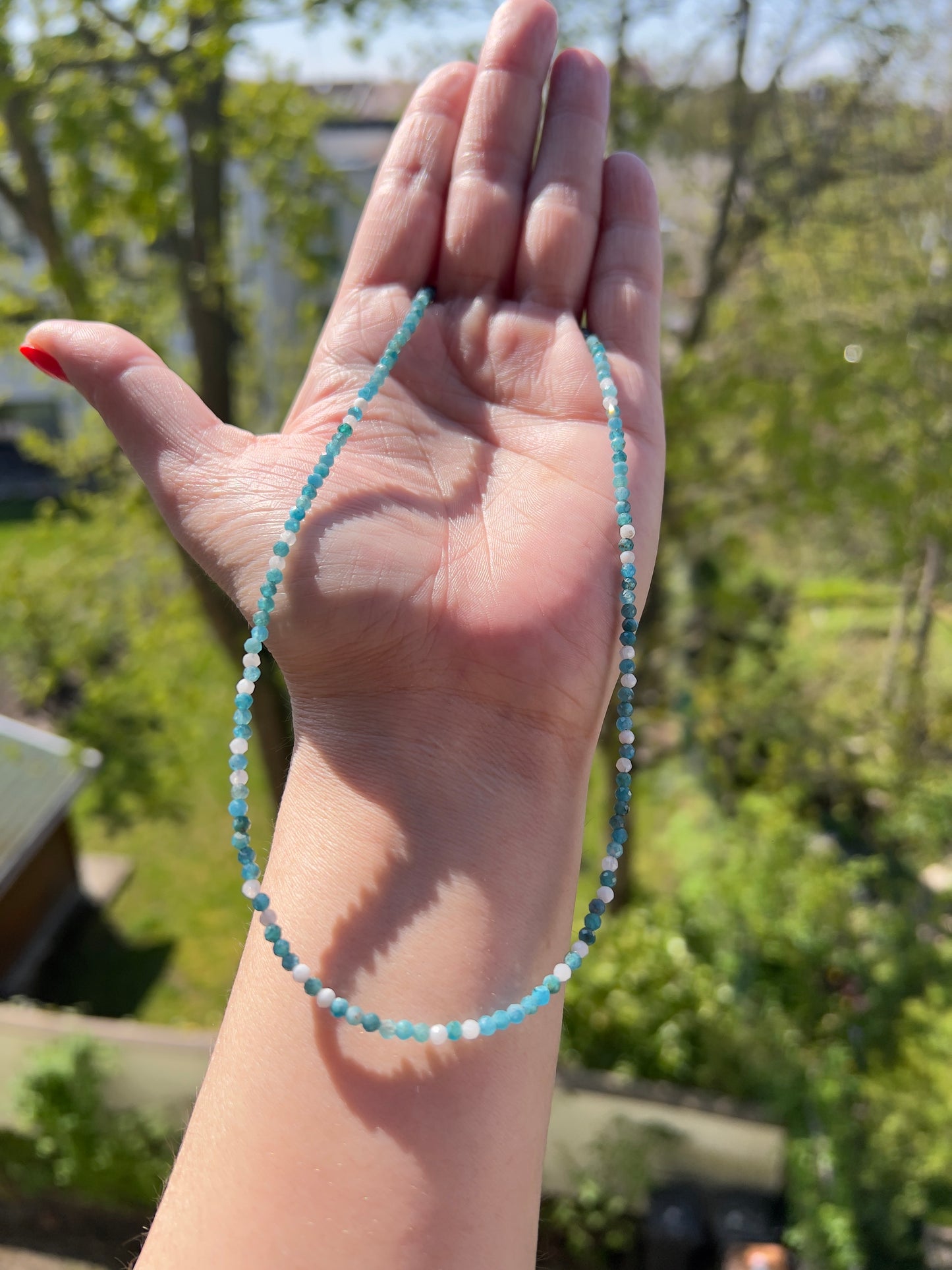 Kette „Klarheit & Intuition“ – Blauer Apatit & Mondstein 2 mm facettiert | 41 cm 925 Silber
