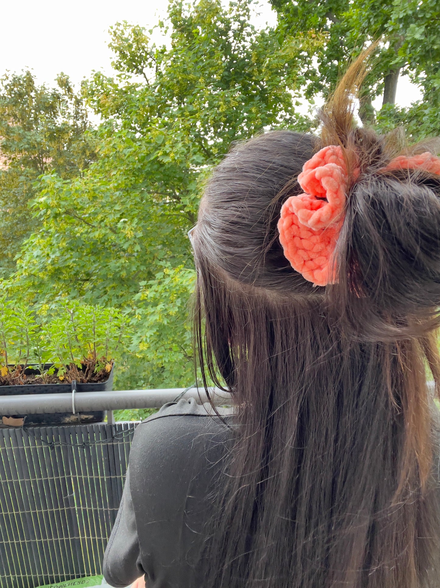 Handgehäkeltes Chenille-Scrunchie Peach – Flauschiges Haaraccessoire | Handmade by KATHARINA KLEE