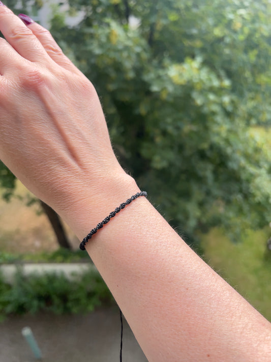 Handgeknüpftes Makramee-Armband Schwarz – Verstellbares Armband mit Schiebeverschluss