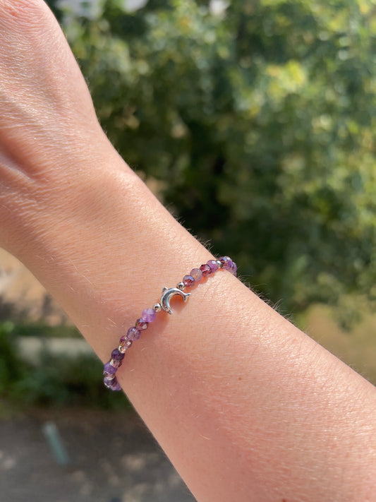 Amethyst-Armband mit Delfin aus Edelstahl | Schmuckdraht | facettierter Amethyst & synthetische Kristallperle 4 mm | Handgefertigte Sonderanfertigung