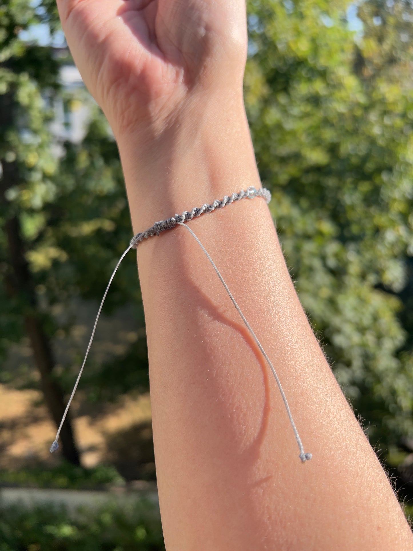 HANDGEKNÜPFTES MAKRAMÉE-ARMBAND GRAU MIT MINTFARBENEN KRISTALLPERLEN – VERSTELLBAR