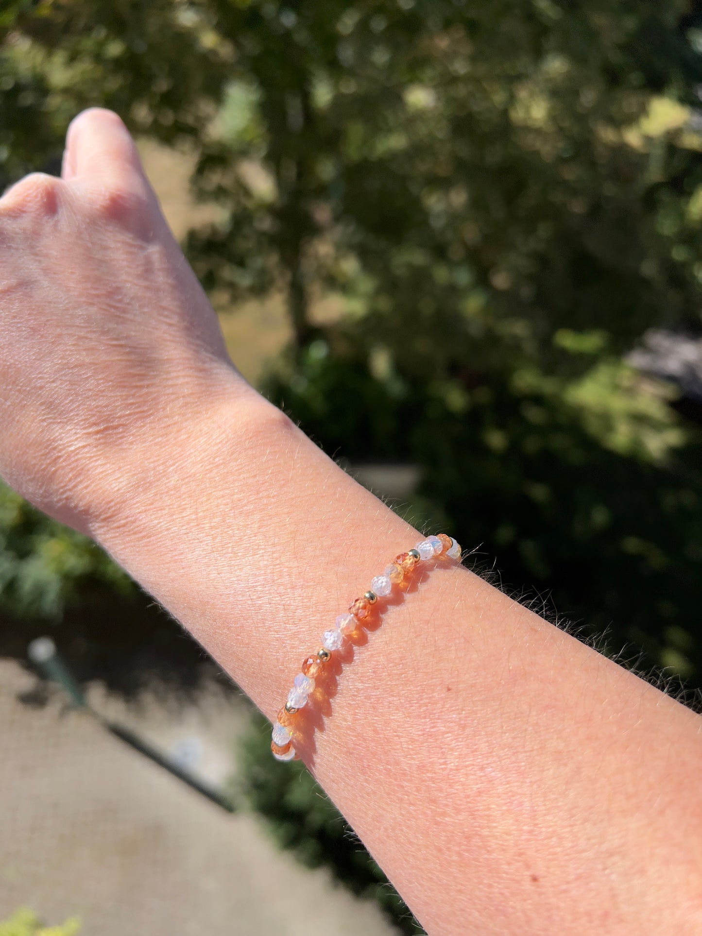 Makramee-Armband – facettierter Mondstein beige, Zirkonia weiß & beige, Edelstahl vergoldet (4 mm)