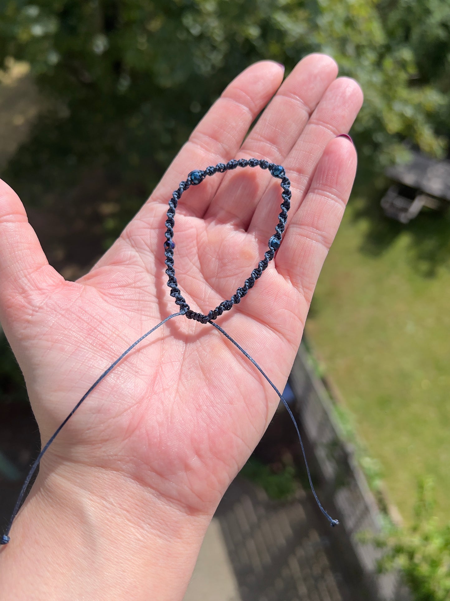 Handgeknüpftes Makramee-Armband Blau – Verstellbares Armband mit facettierten Kristallperlen