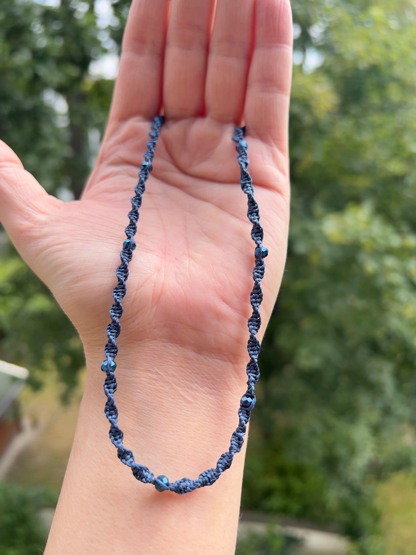 Handgeknüpfte Makramee-Kette Blau – Verstellbare Choker-Kette mit facettierten Kristallperlen