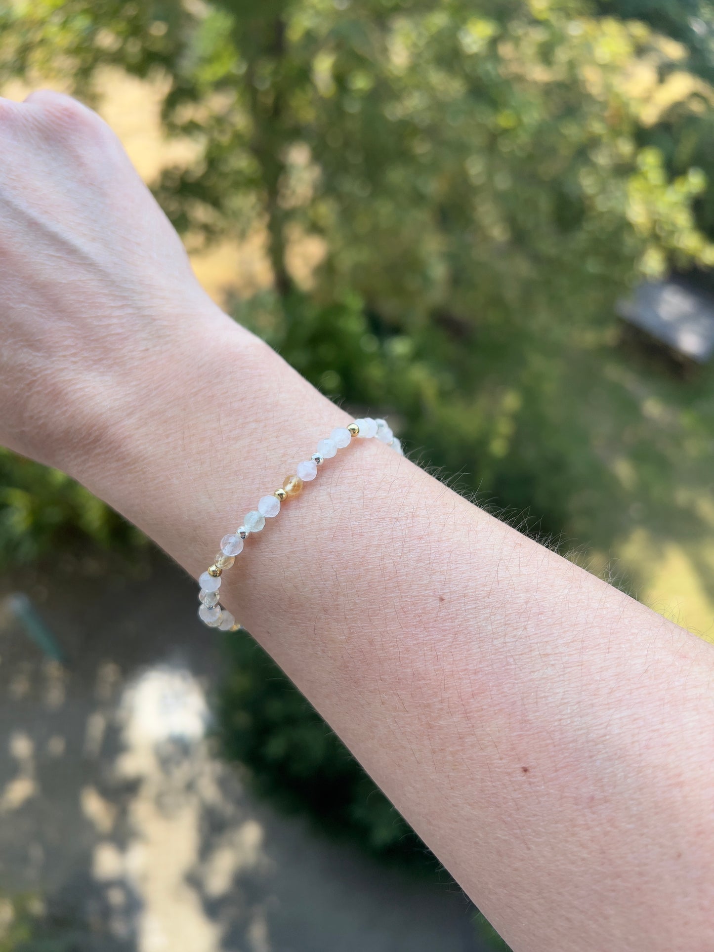 Facettiertes Armband aus Citrinquarz & Rosenquarz mit 925er Silber und vergoldeten Edelstahlperlen – Liebe & Lebensfreude