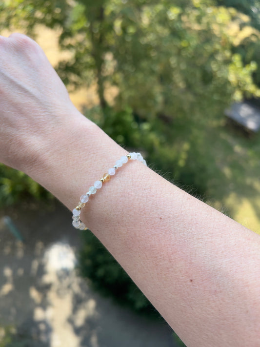 Facettiertes Armband aus Citrinquarz & Rosenquarz mit 925er Silber und vergoldeten Edelstahlperlen – Liebe & Lebensfreude