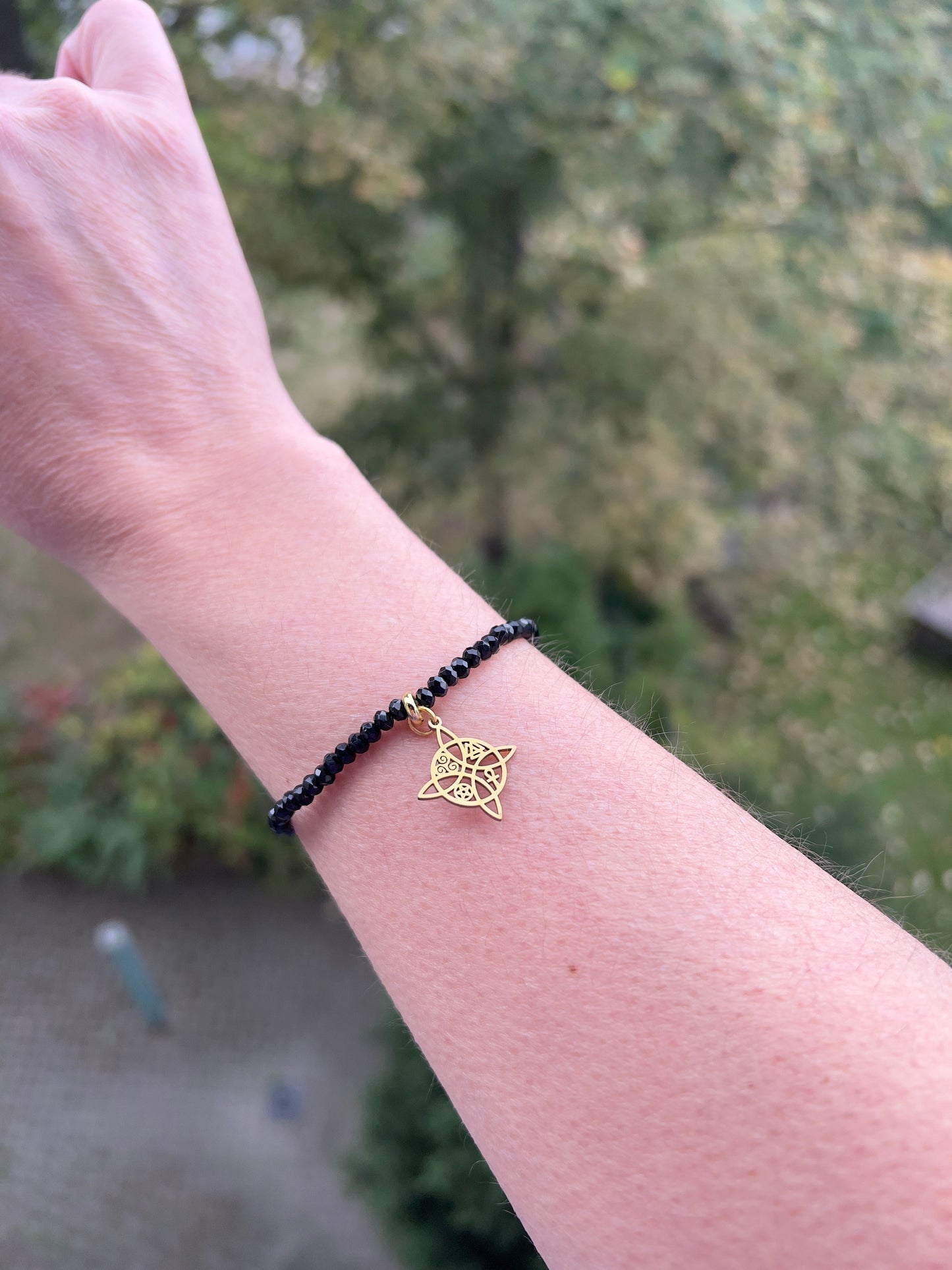 Magischer Schutz – Armband aus facettiertem Turmalin (3 mm) mit vergoldetem Hexenknoten