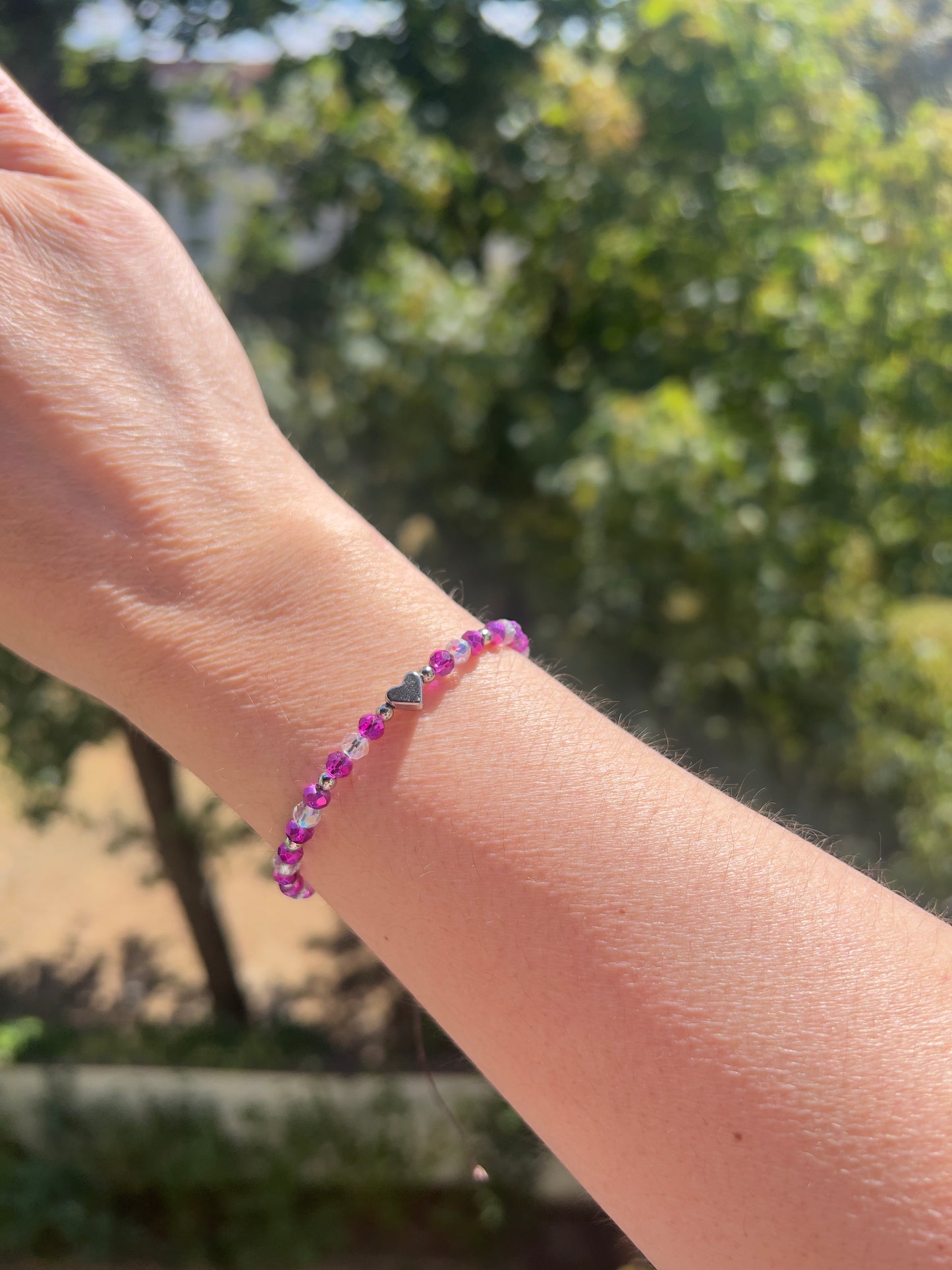 Makramee Armband mit facettierten Kristallperlen in Magenta & weißen opalisierenden Kristallperlen – größenverstellbar