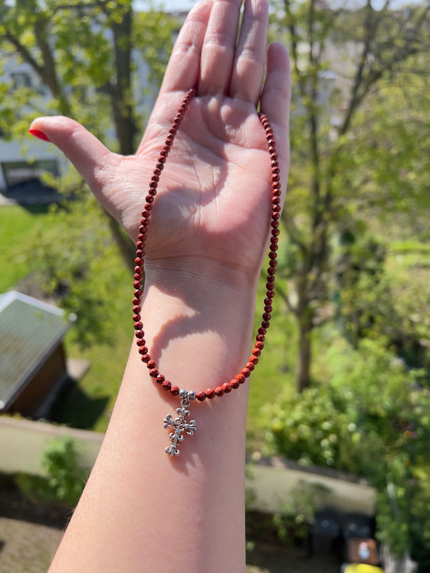 Kette „Erdverbundenheit & Glaube“ – Roter Jaspis mit Kreuz Anhänger | 925 Silber | 42 cm