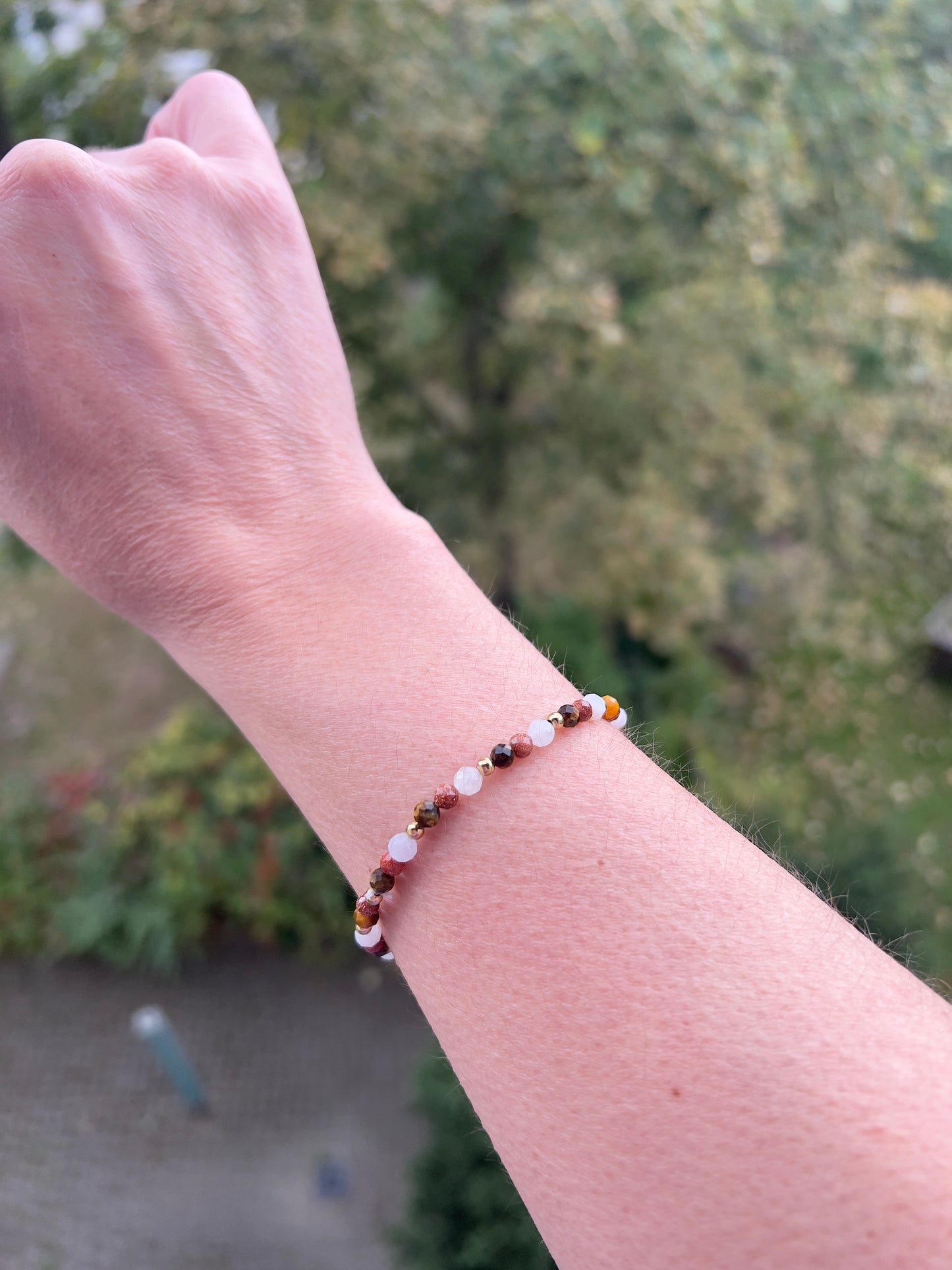 Kraft & Klarheit – Armband aus Golden Healer, Tigerauge & Mondstein (facettiert 4 mm), Edelstahl vergoldet