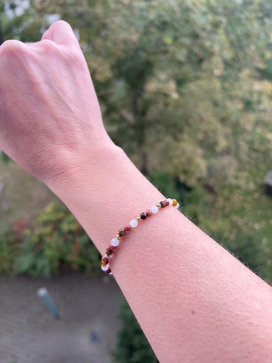 Kraft & Klarheit – Armband aus Golden Healer, Tigerauge & Mondstein (facettiert 4 mm), Edelstahl vergoldet