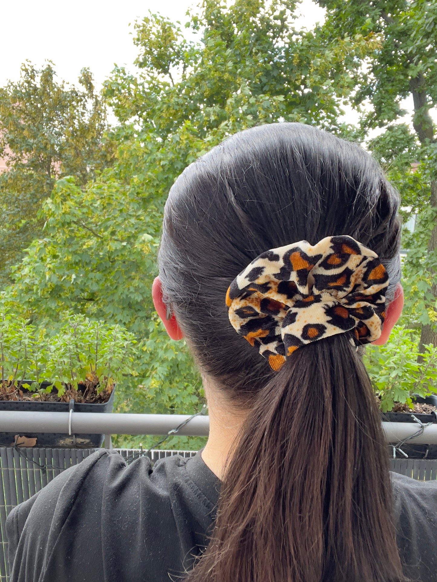Leo Samt-Scrunchie – Weiches Haarband mit Leopardenmuster | Haaraccessoire für Zopf &amp; Dutt