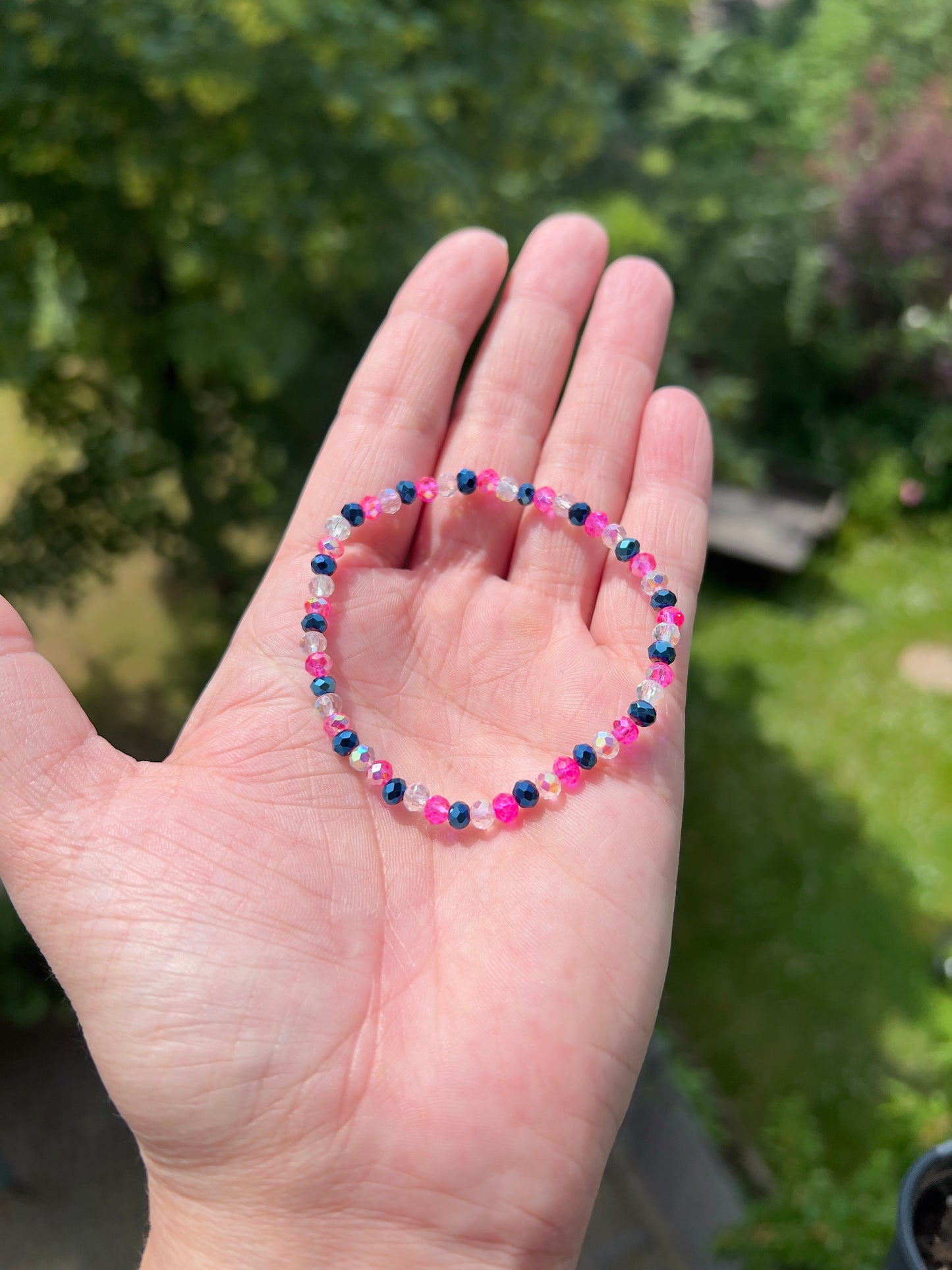 Armband Österreichischer Kristall facettiert 4 mm – Blau, Pink & Weiß | Elastisches Schmuckarmband