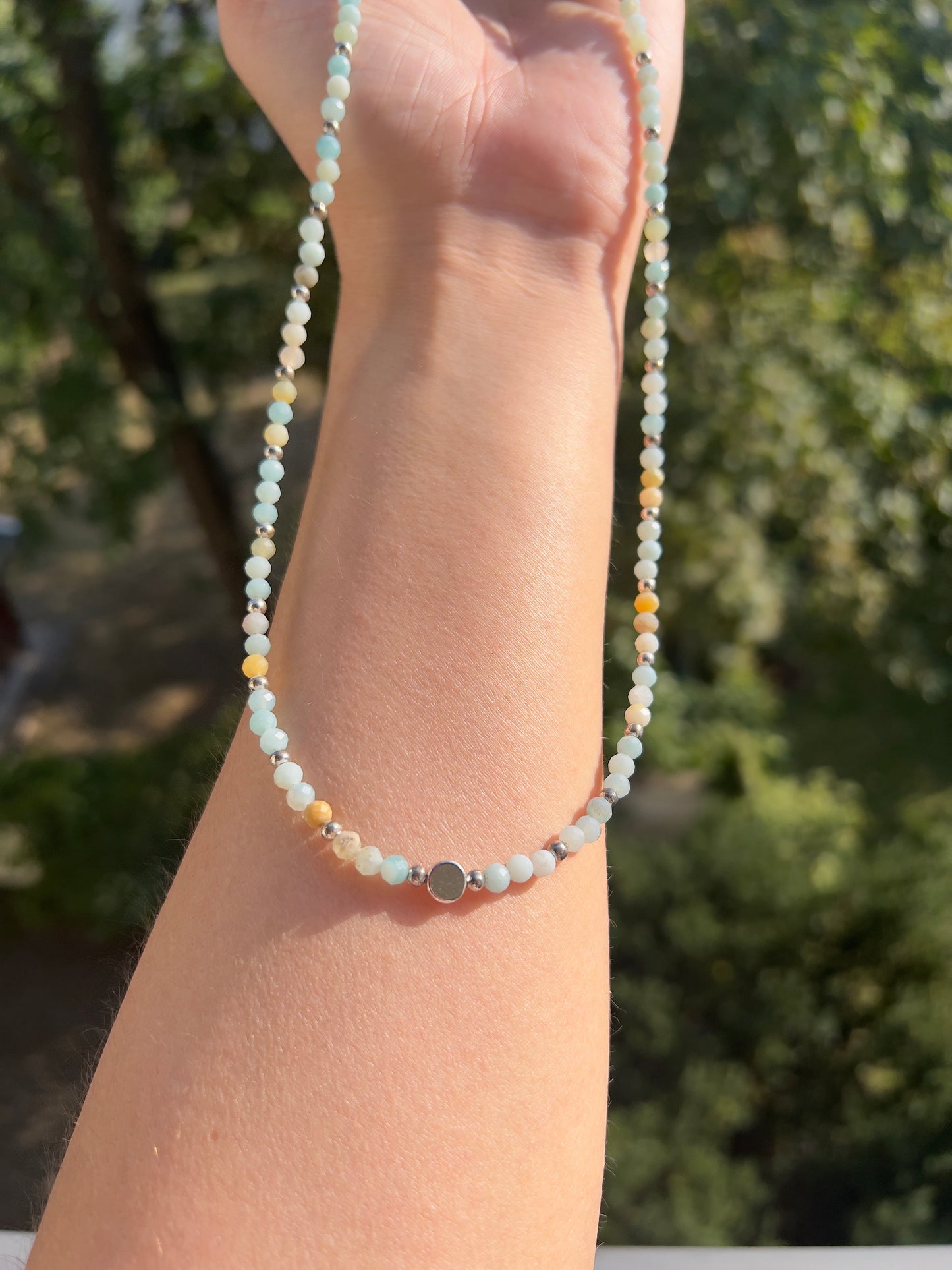 Harmonie & Lebensfreude – Kette mit Amazonit (4 mm) & rundem Charm (50–55 cm)