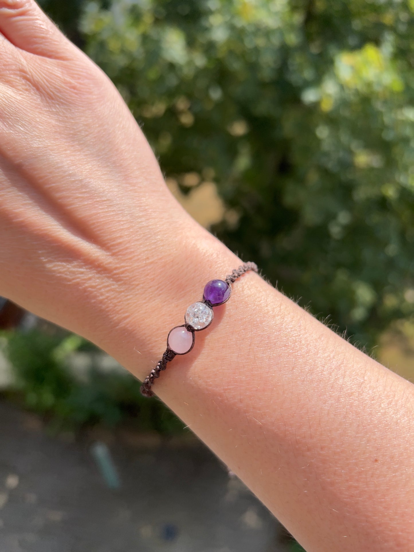 Handgeknüpftes Makramee-Armband aus Amethyst, Rosenquarz &  Crackle-Bergkristall | 8 mm Edelsteinperlen | Verstellbar