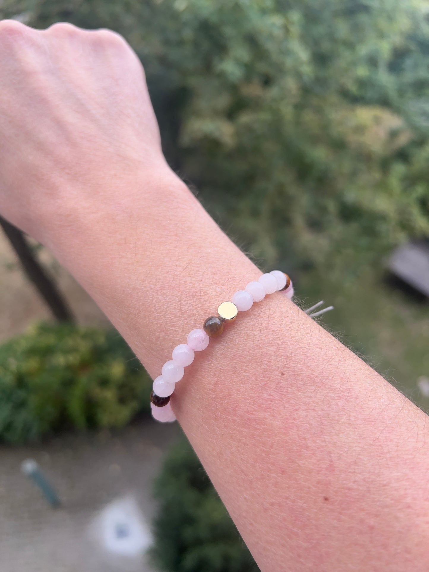 Rosenquarz & Tigerauge Armband 6 mm mit 925er Silber-Charm (14K vergoldet) | Liebe, Mut & Schutz