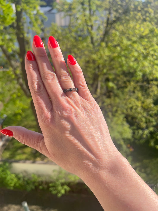 Ring „Schutz & Tiefe“ – Schwarzer Achat & Obsidian Silberflash 4 mm facettiert