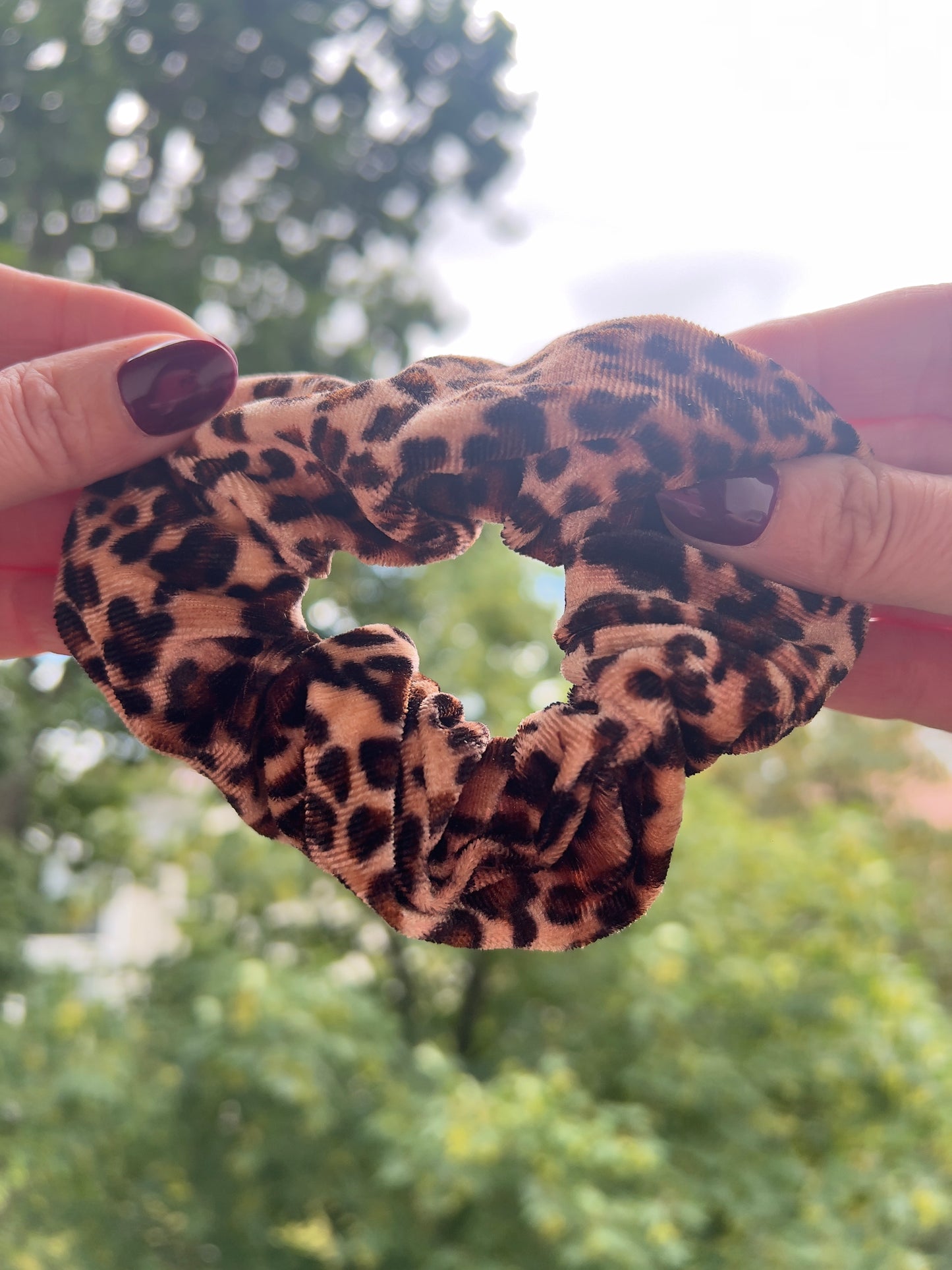 Samt-Scrunchie Leo – Weiches Haarband im trendigen Leoparden-Look