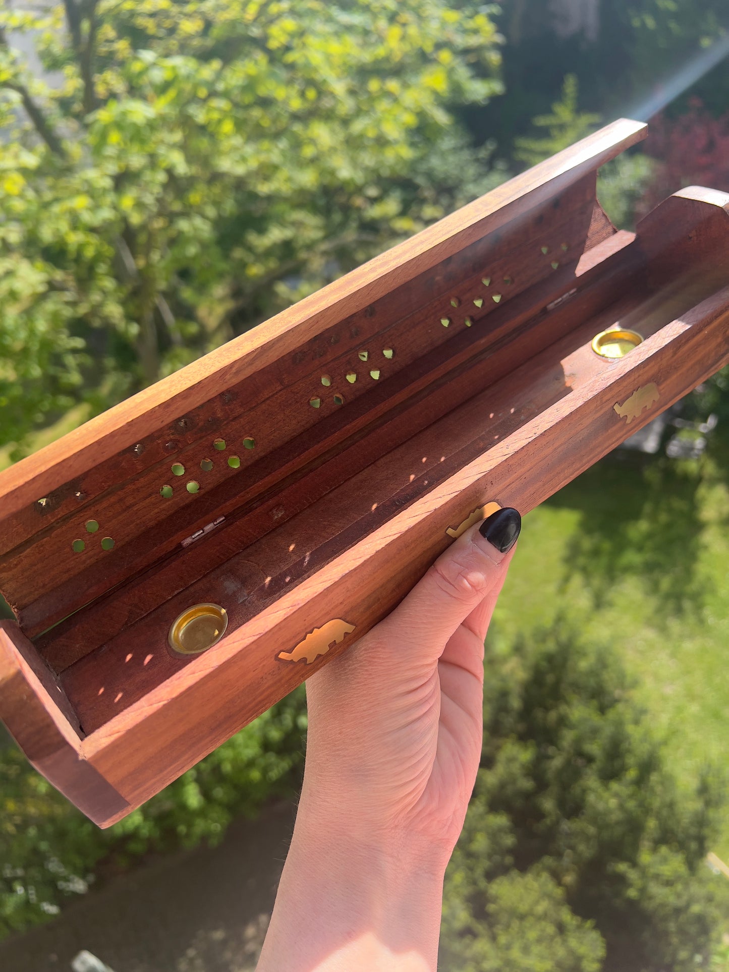 Räuchern mit Stil - Handgearbeitete Räucherstäbchen - Box aus Holz
