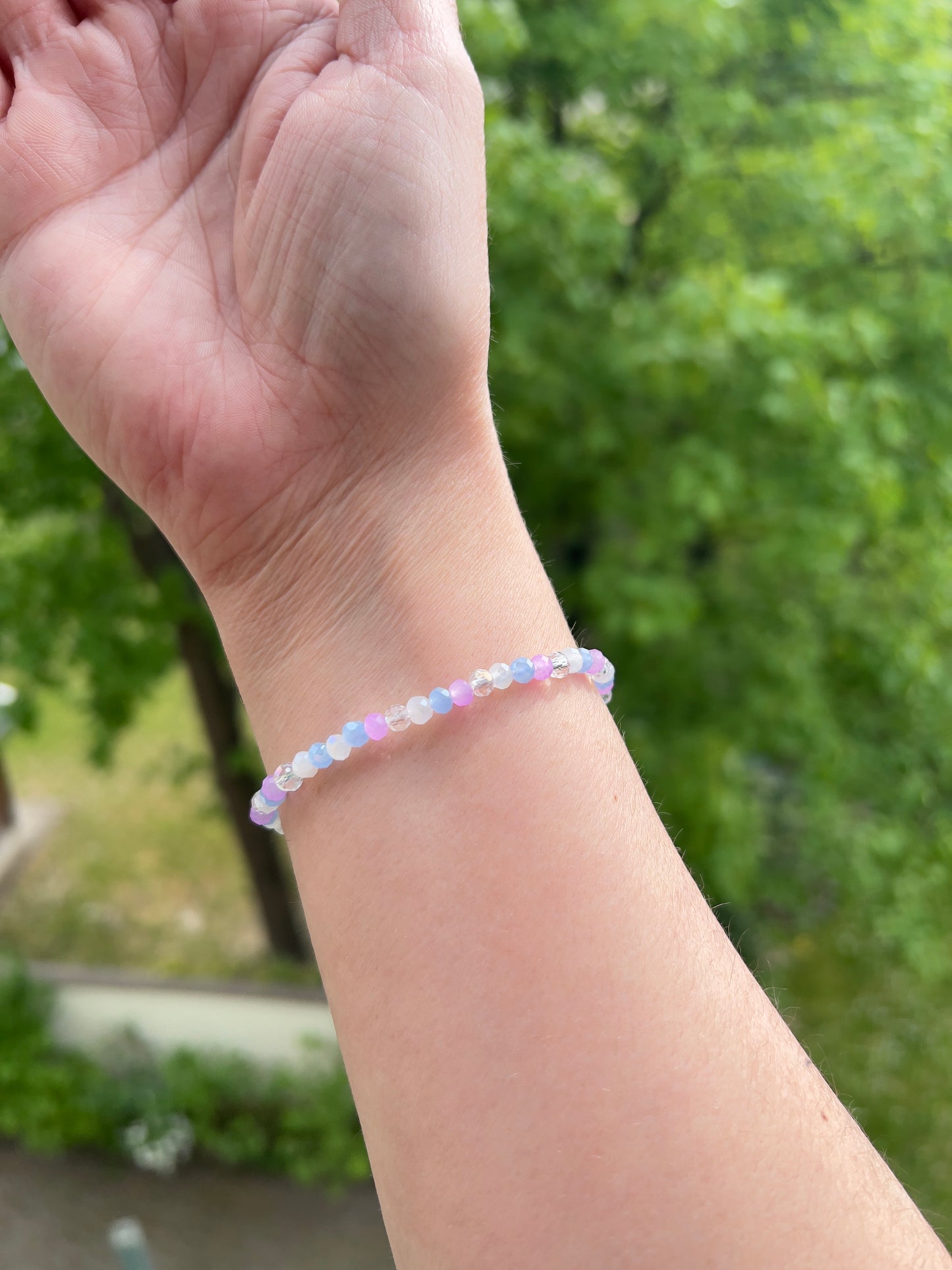 Facettiertes Kristallarmband Farbspiel Blau, Weiß & Lila – 4 mm | österreichischer Kristall | elastisch
