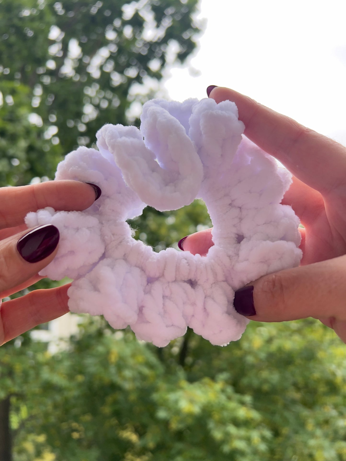 Handgehäkeltes Chenille-Scrunchie Weiß – Flauschiges Haaraccessoire | Handmade by KATHARINA KLEE