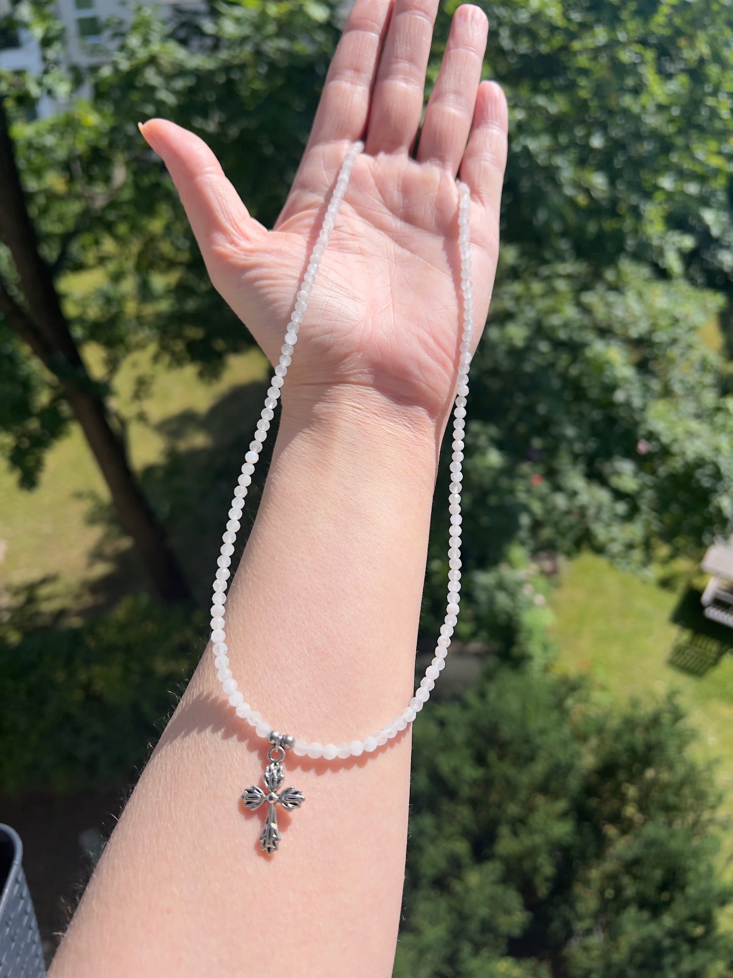 Mondstein - Kette mit antikem Kreuz - Facettierte Eleganz & spiritueller Schutz