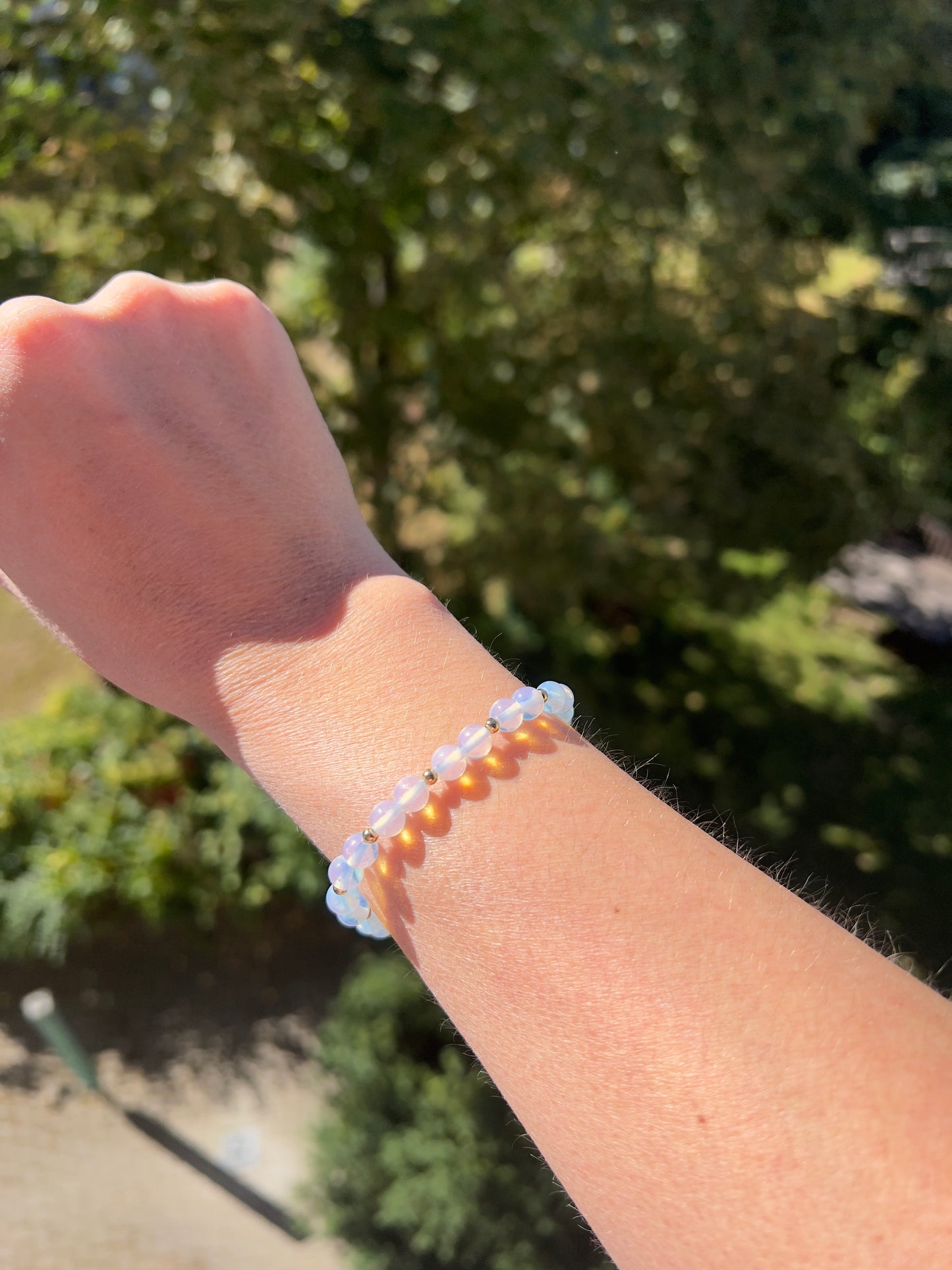 Armband – Opalit 6 mm (synthetischer Stein) mit 3 mm vergoldeten Edelstahl-Abstandsperlen (elastisch, handgefertigt)