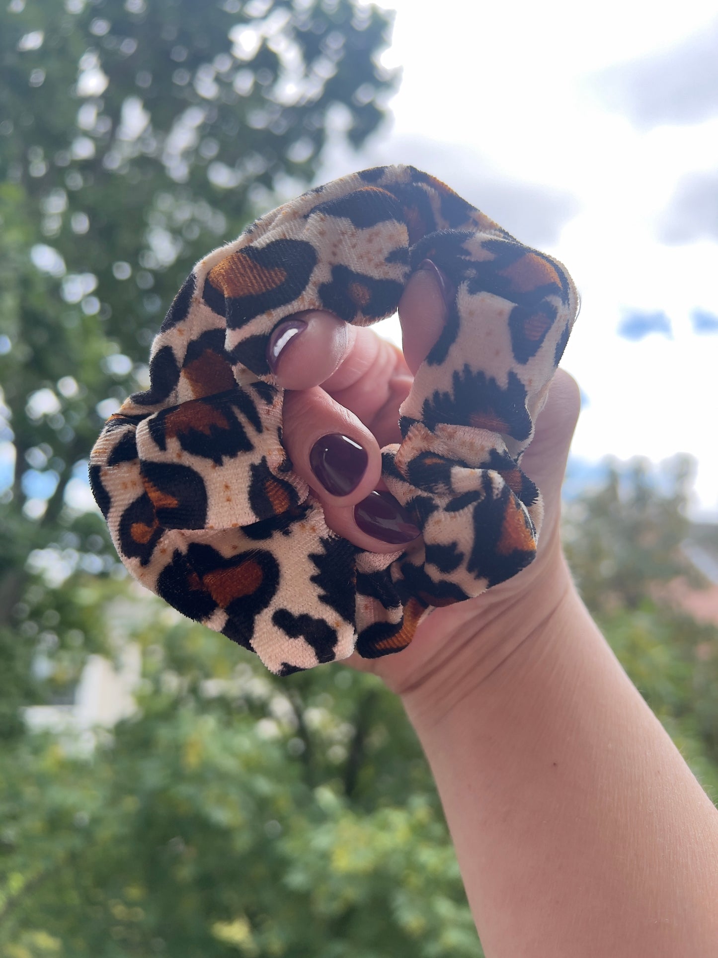 Leo Samt-Scrunchie – Weiches Haarband mit Leopardenmuster | Haaraccessoire für Zopf &amp; Dutt