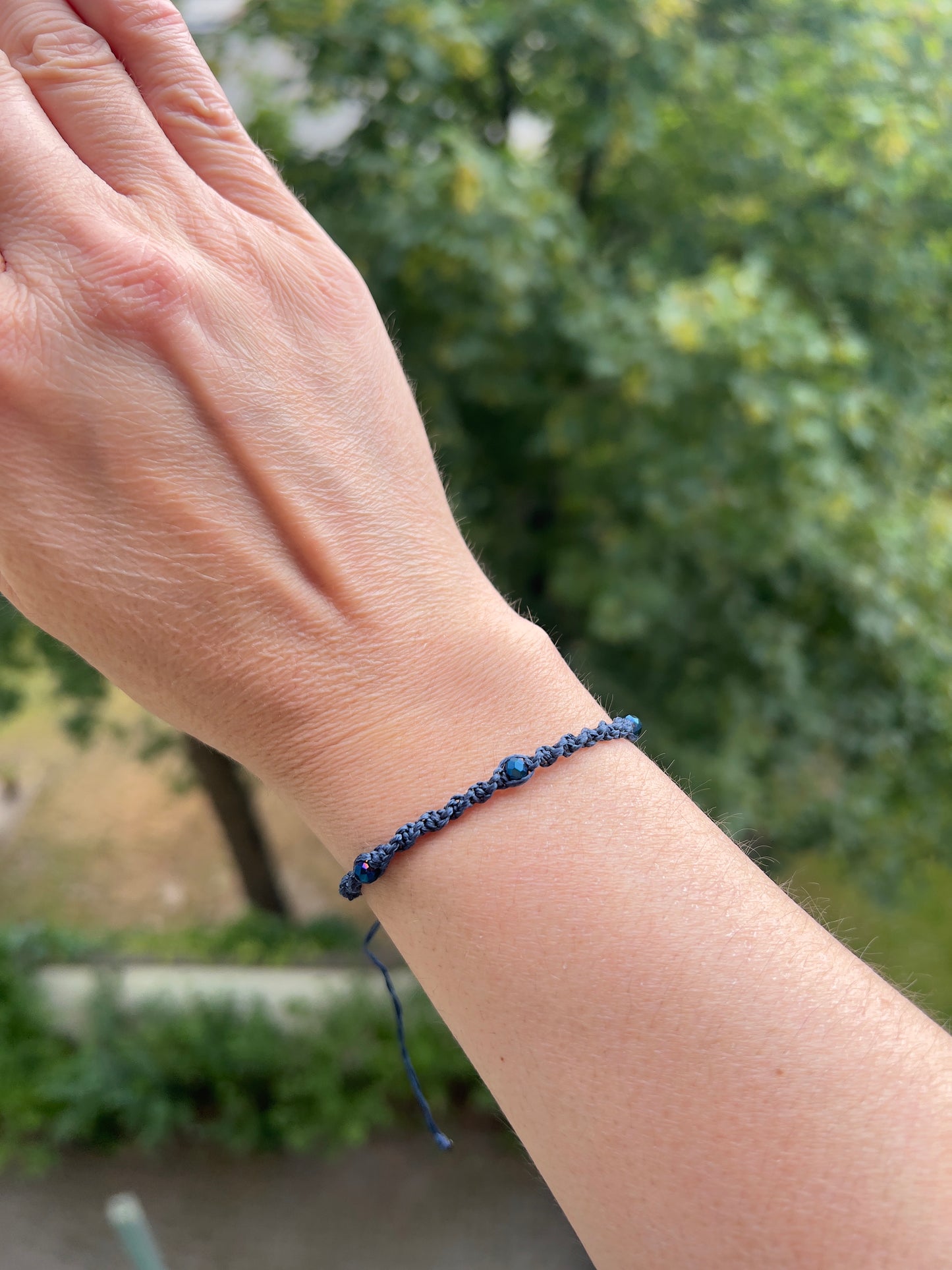 Handgeknüpftes Makramee-Armband Blau – Verstellbares Armband mit facettierten Kristallperlen