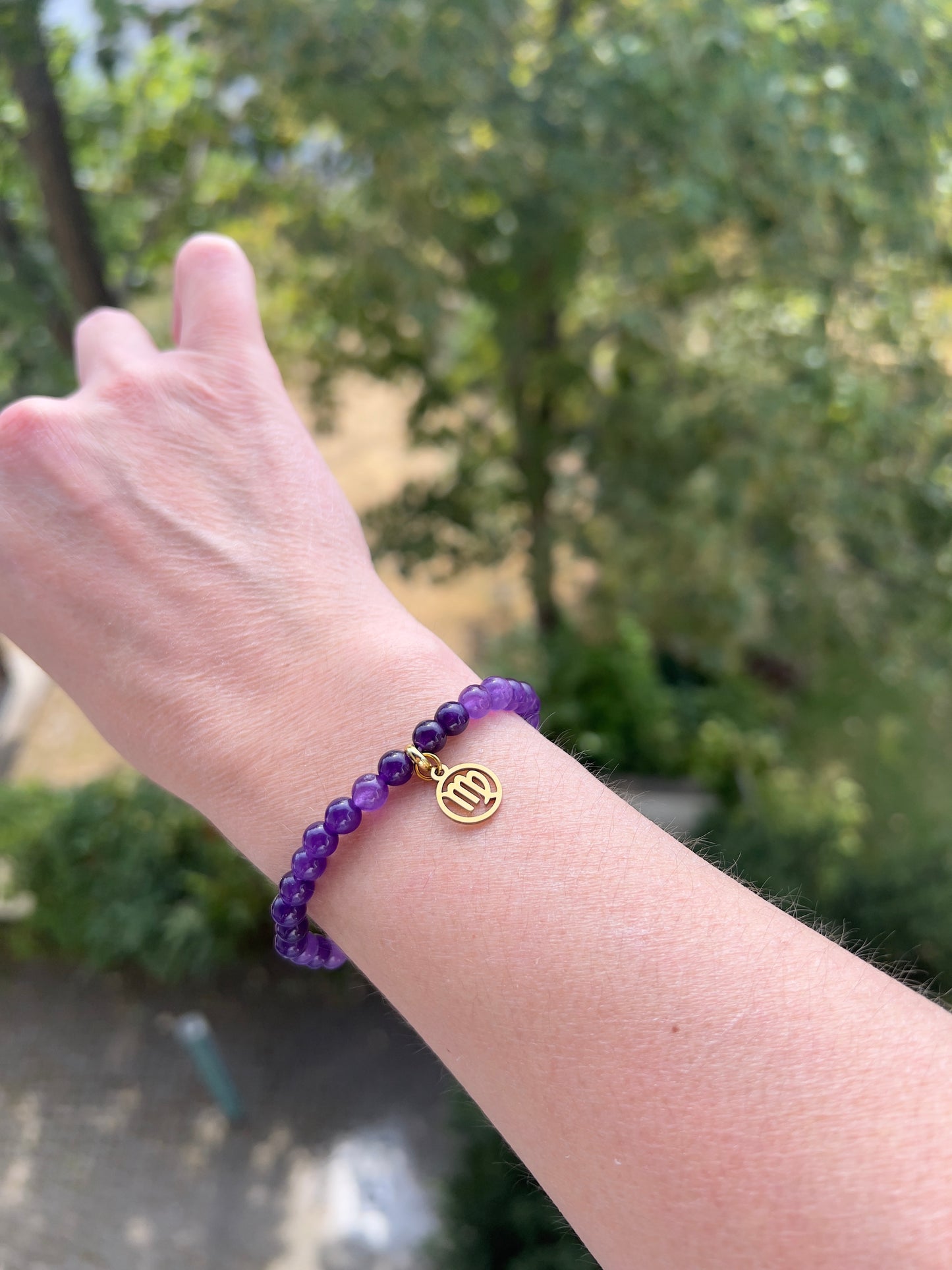 Sternzeichenarmband Jungfrau – Amethyst 6 mm mit Charme (Silber oder Gold wählbar)