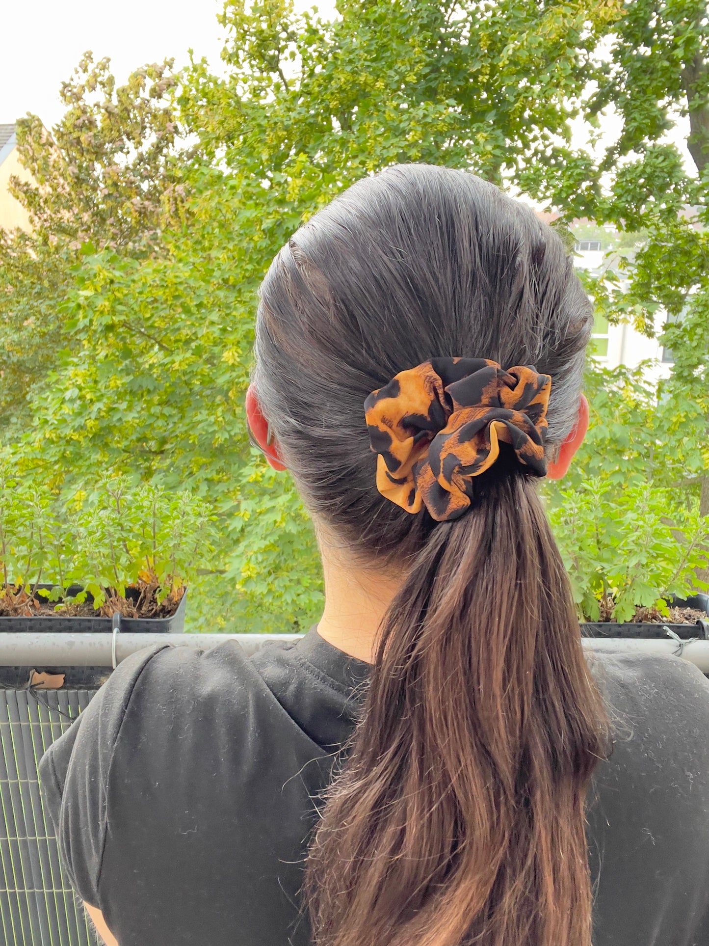 Leo Scrunchie – Weiches Haarband mit Leopardenmuster
